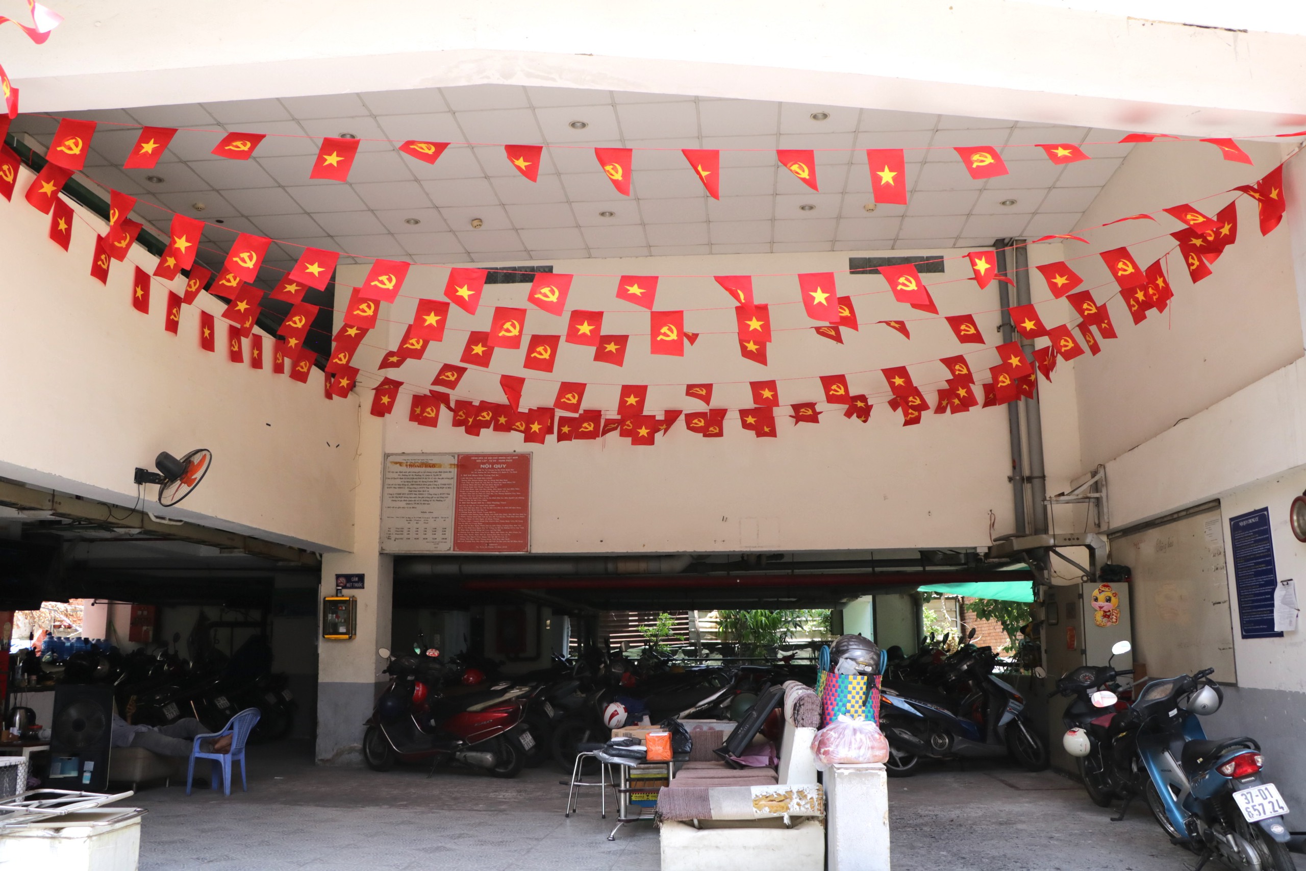 Nhiều chung cư ở TP.HCM đồng loạt treo cờ mừng 50 năm đất nước thống nhất - Ảnh 1.