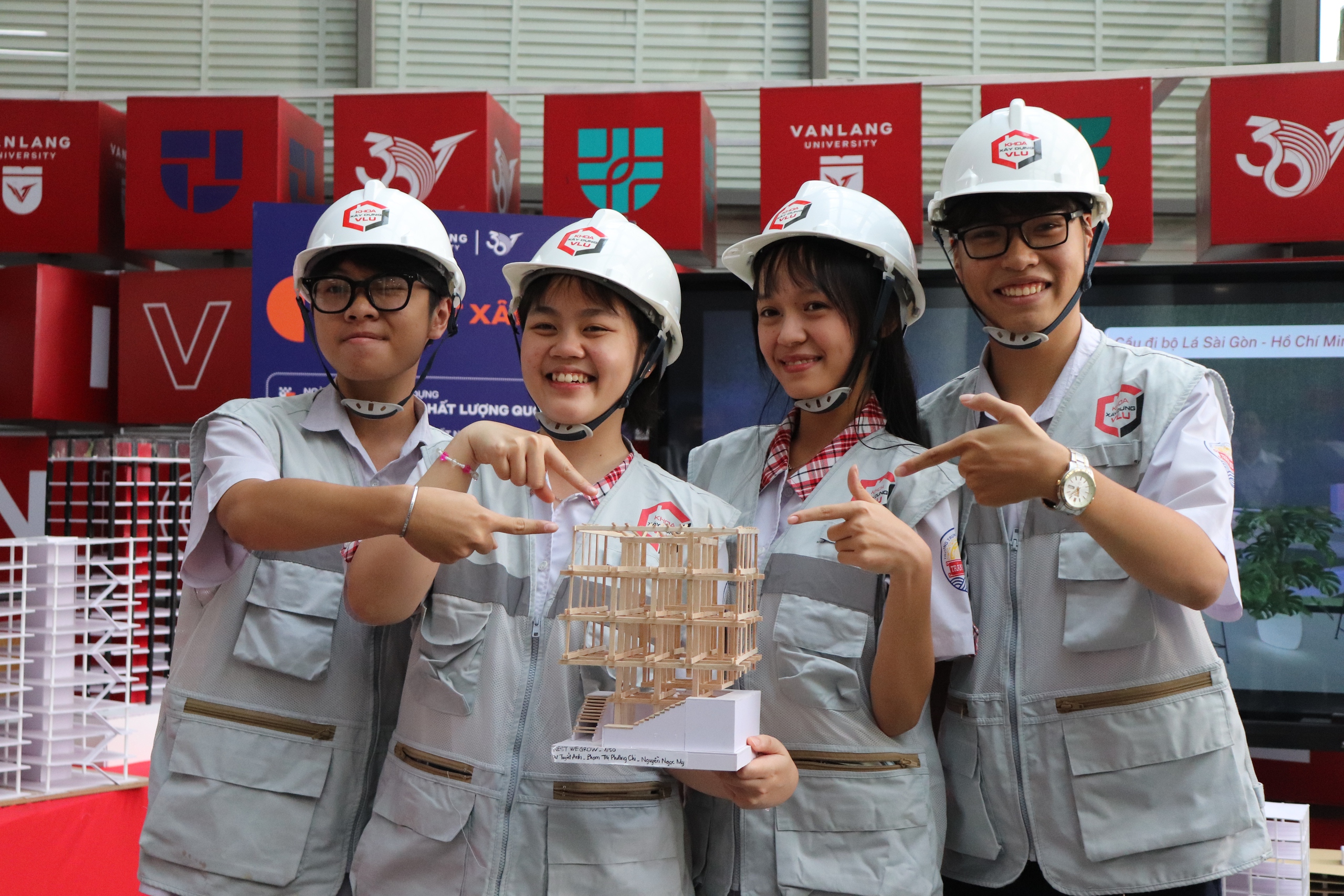 Học sinh háo hức trải nghiệm 'công nghệ cho tương lai' tại Trường ĐH Văn Lang- Ảnh 1. Học sinh háo hức trải nghiệm 'công nghệ cho tương lai' tại Trường ĐH Văn Lang- Ảnh 1.