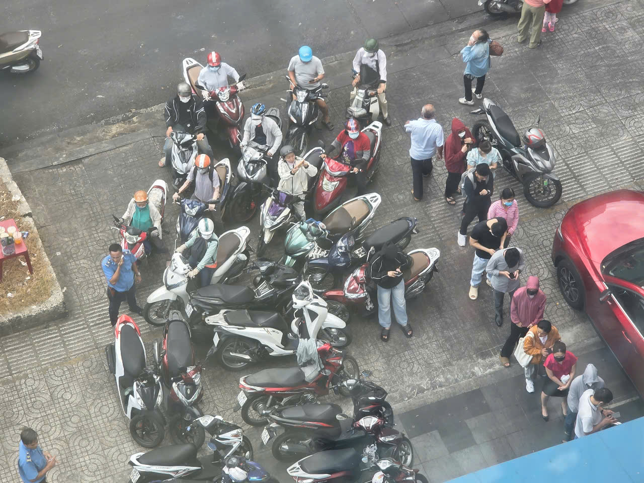 Khách xếp hàng mua khi vàng tăng 4 triệu đồng/lượng - Ảnh 1.