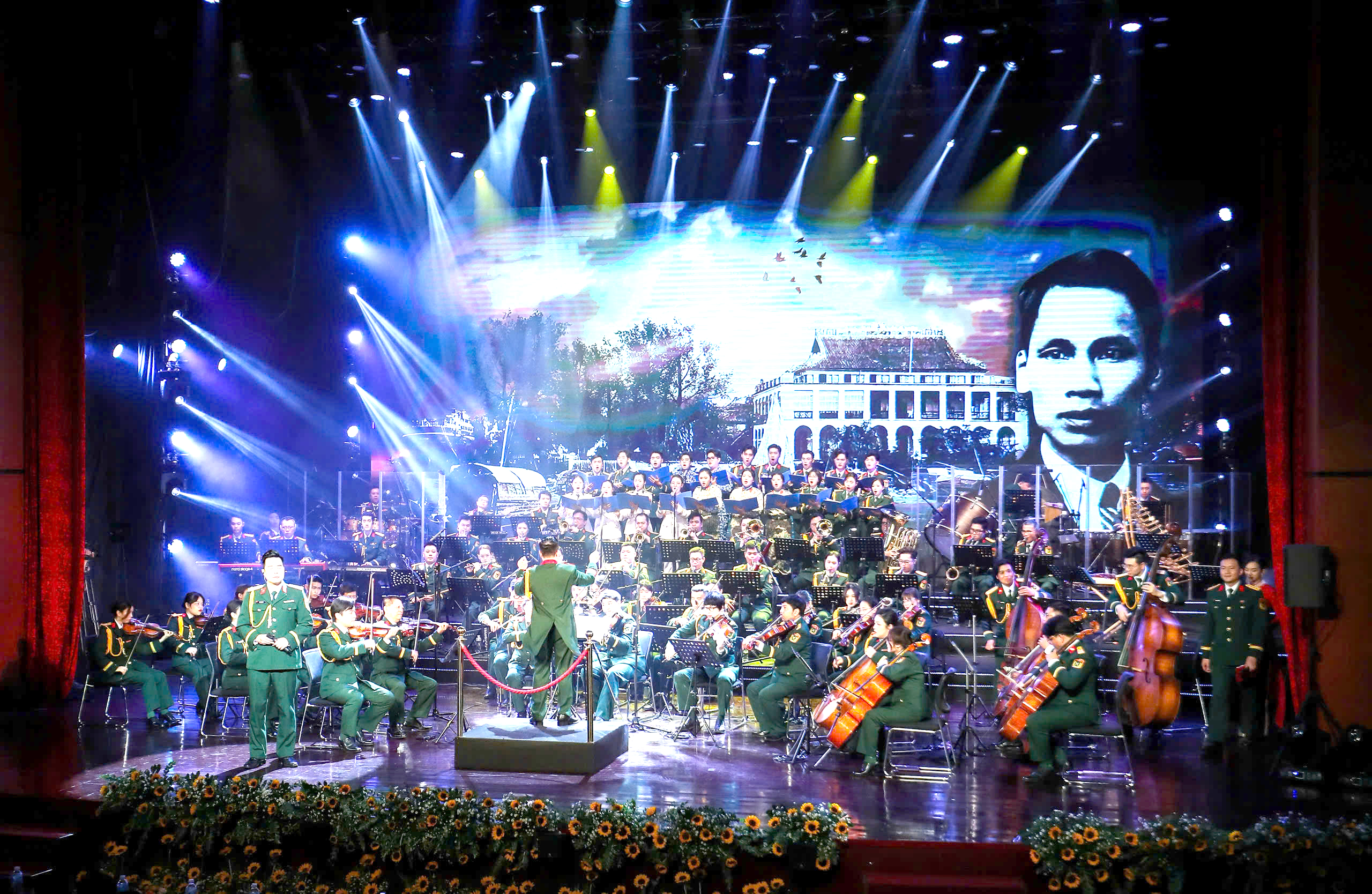 អគ្គលេខាធិការ តូ ឡាំ ចូលរួមការប្រគំតន្ត្រី Symphony of Peace - រូបថតទី ១។ Tổng Bí thư Tô Lâm dự chương trình hòa nhạc Bản giao hưởng hòa bình- Ảnh 1.