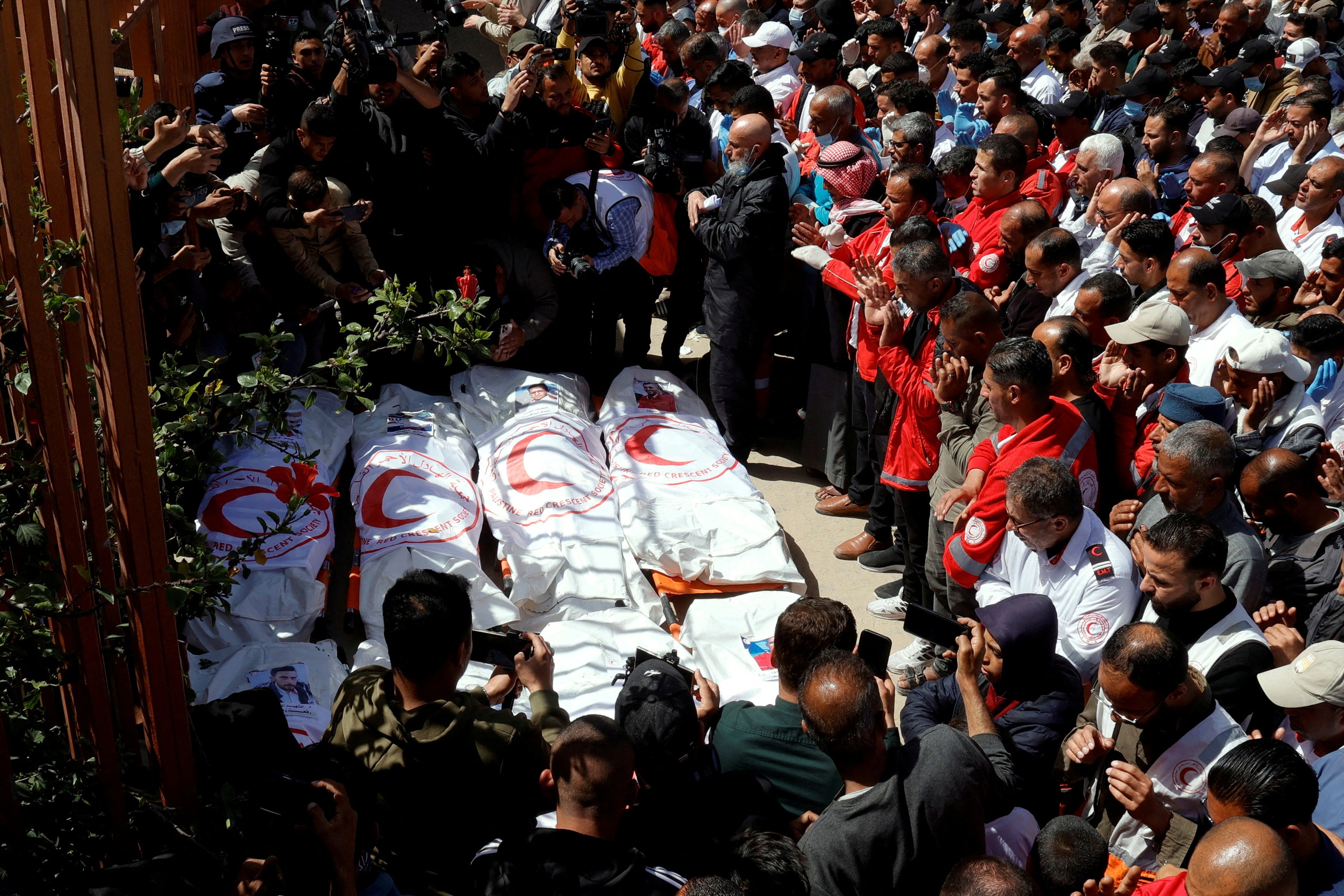 Israel thừa nhận 'sai sót chuyên môn' trong vụ sát hại nhân viên y tế Gaza - Ảnh 1.