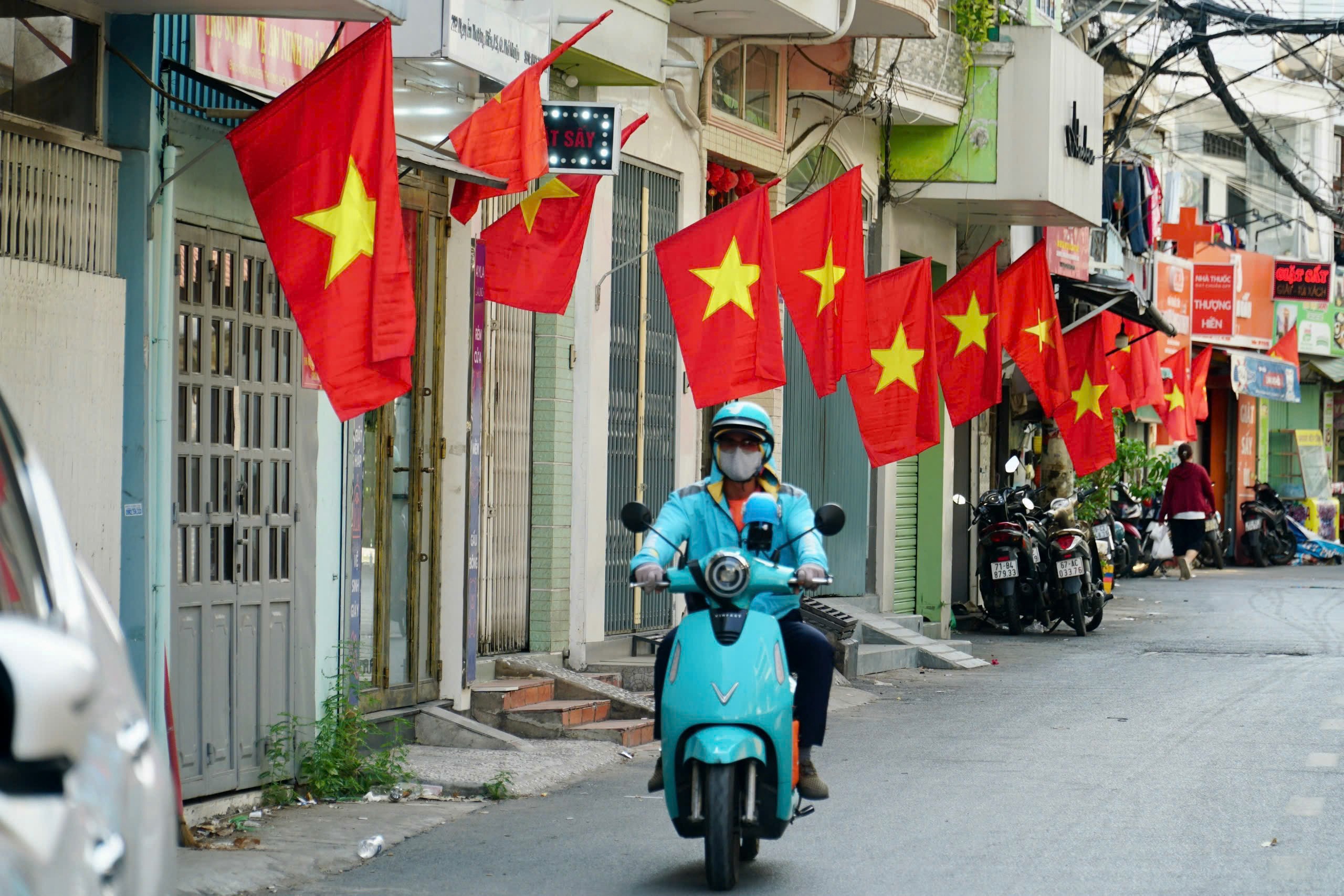 Nhiều chung cư ở TP.HCM đồng loạt treo cờ mừng 50 năm đất nước thống nhất - Ảnh 9.