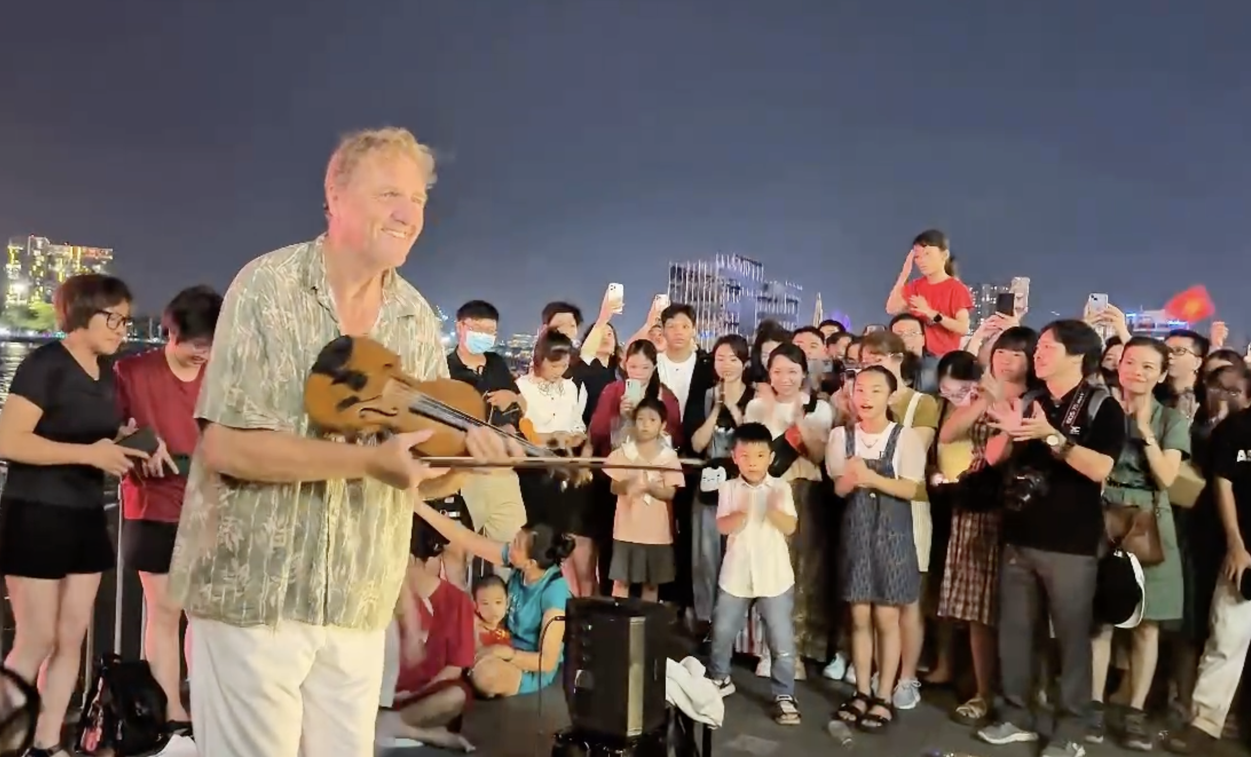 Clip '&ocirc;ng T&acirc;y' đ&agrave;n violin 'Nối v&ograve;ng tay lớn' ở bến Bạch Đằng TP.HCM g&acirc;y sốt - Ảnh 1.