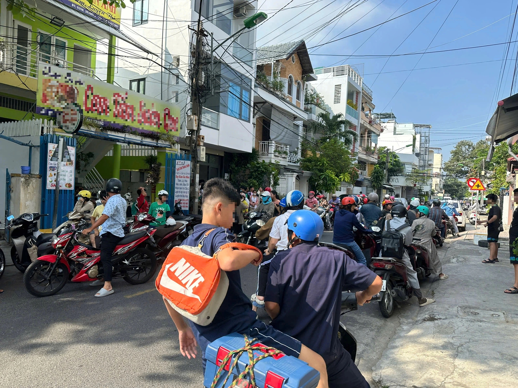 ខេត្តខាញ់ហ័រចេញបទប្បញ្ញត្តិស្តីពីការបង្រៀនតាមបែបប្រពៃណី និងថ្នាក់បន្ថែម - រូបថតទី 1។ Khánh Hòa ban hành quy định về dạy thêm, học thêm- Ảnh 1.