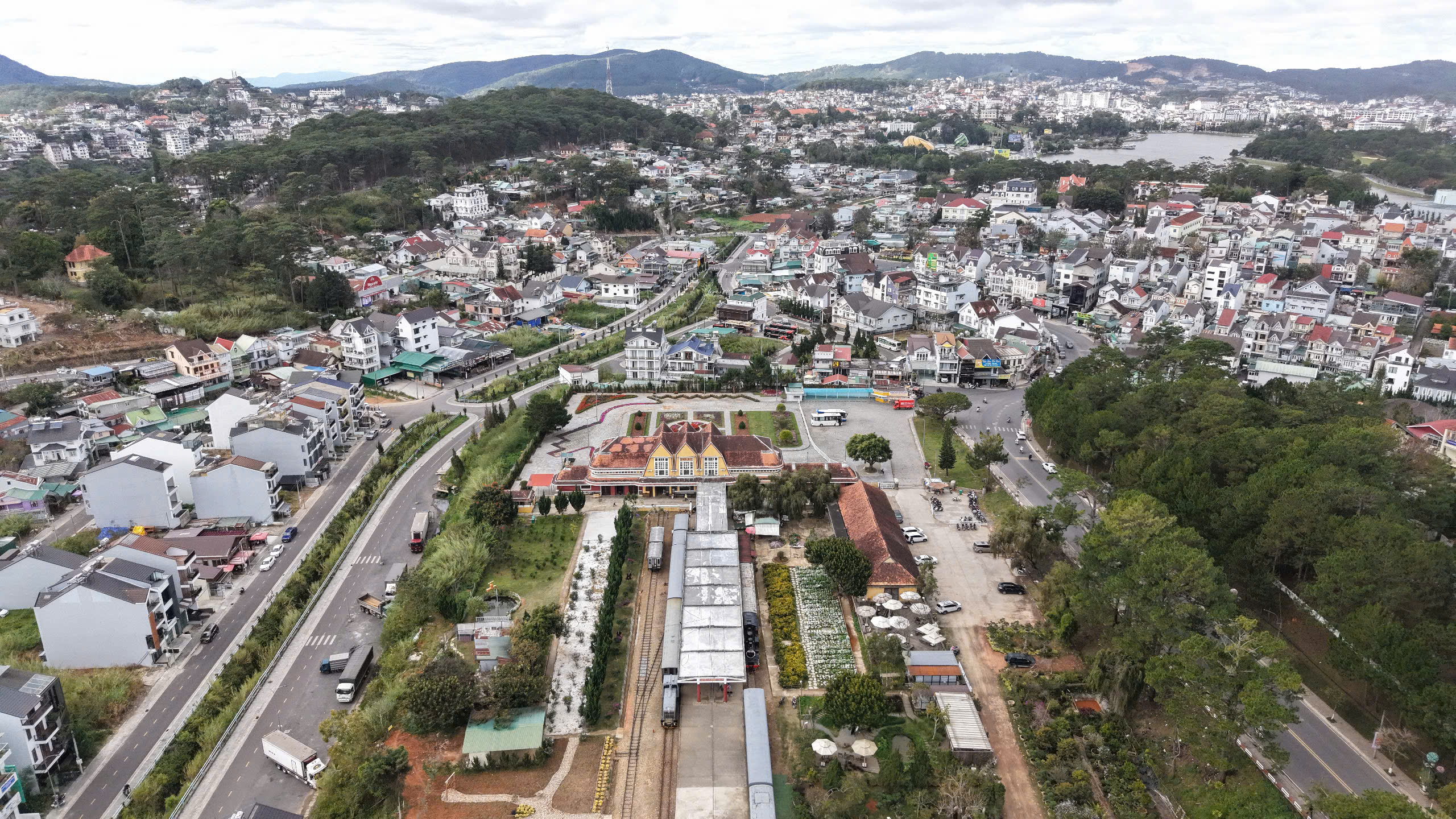 Cán bộ được làm việc tại trụ sở hành chính cũ sau sáp nhập tỉnh Lâm Đồng- Ảnh 2.