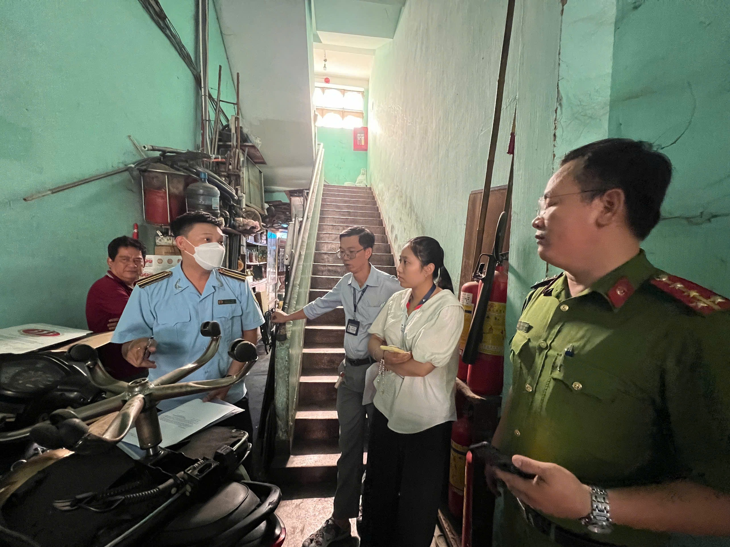 Cát cứ thu phí đỗ xe ' lụi ' bị xử lý: 7 Bãi xe vi phạm PCCC tại TP . HCM - Ảnh 1.