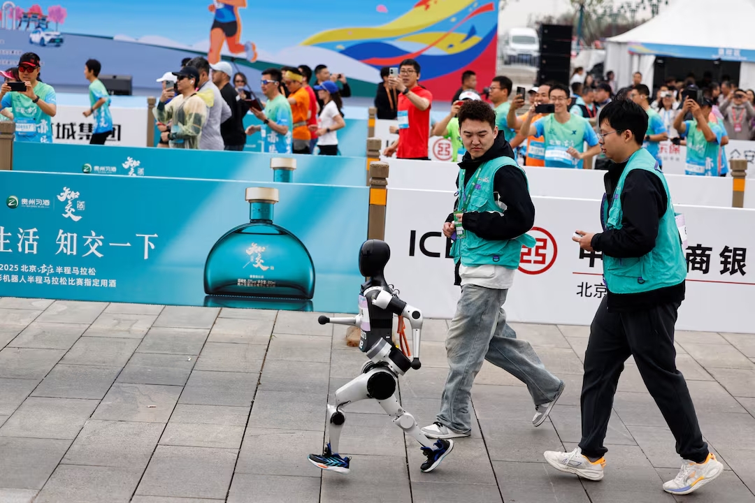 Robot hình người thi chạy bán marathon cùng con người tại Bắc Kinh - Ảnh 1.