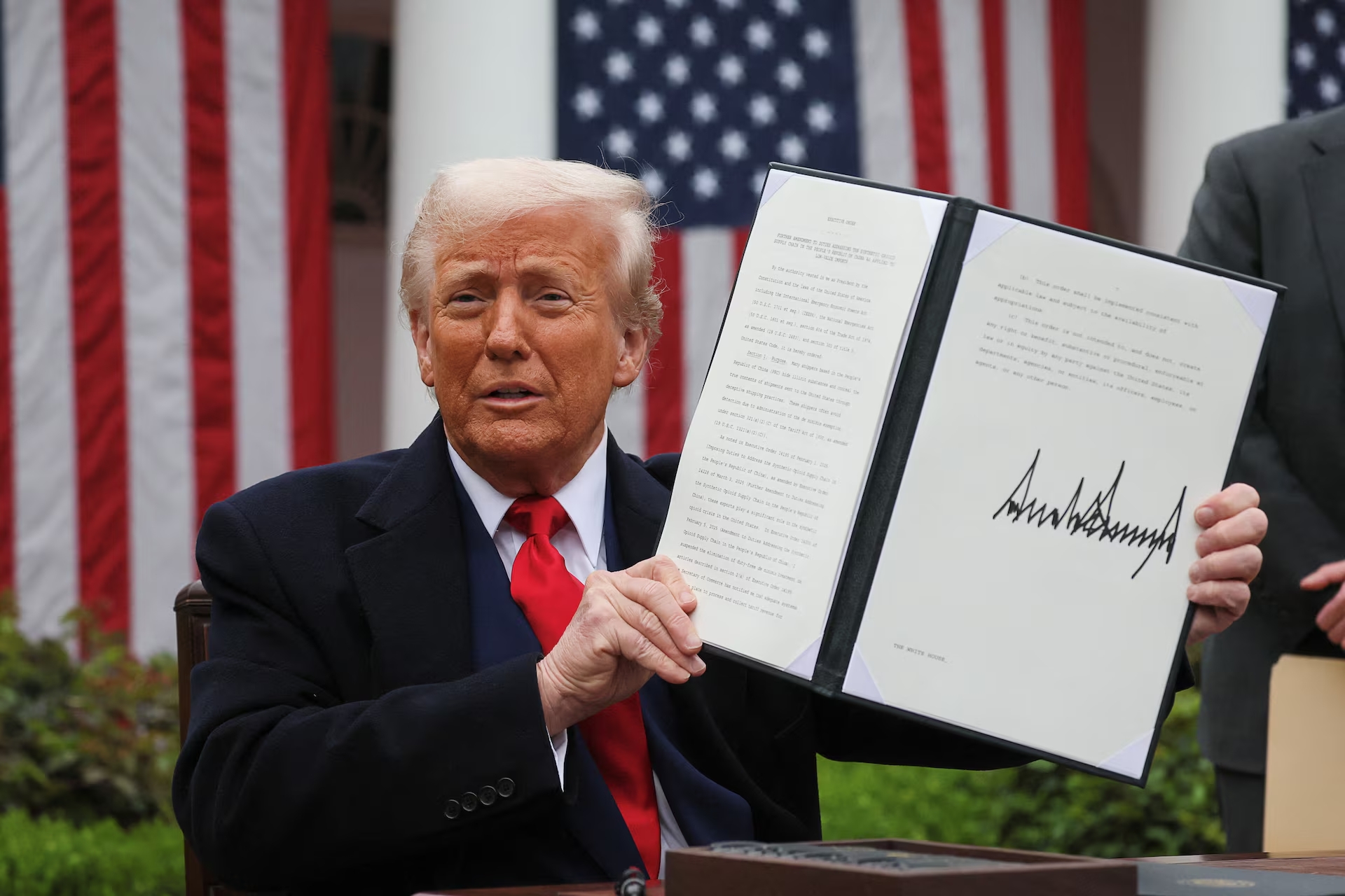 Gần 1.000 ký tuyên bố phản đối chính sách thuế quan của ông Trump - Ảnh 1.