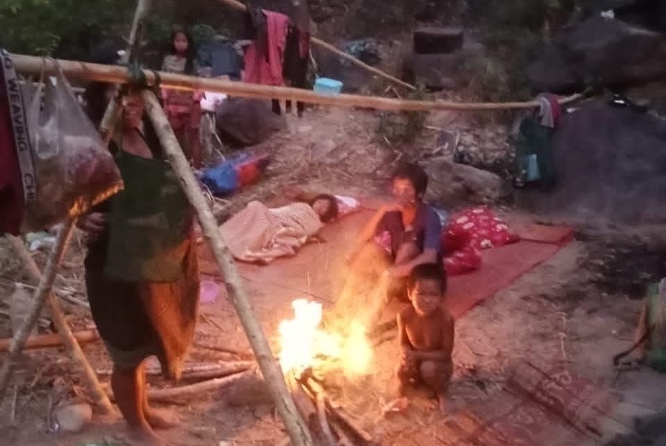 Giúp đỡ người dân bản Ta Lui nước bạn Lào bị hỏa hoạn thiêu rụi - Ảnh 1.