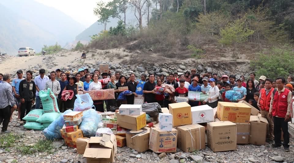 Giúp đỡ người dân bản Ta Lui nước bạn Lào sau hỏa hoạn thiêu rụi nhà cửa - Ảnh 4. Giúp đỡ người dân bản Ta Lui nước bạn Lào sau hỏa hoạn thiêu rụi nhà cửa - Ảnh 4.