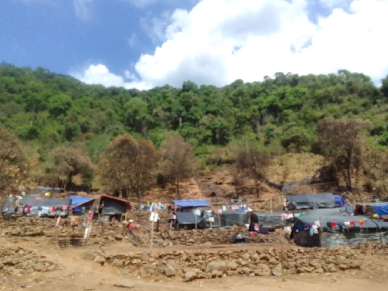 Giúp đỡ người dân bản Ta Lui nước bạn Lào sau hỏa hoạn thiêu rụi nhà cửa - Ảnh 1. Giúp đỡ người dân bản Ta Lui nước bạn Lào sau hỏa hoạn thiêu rụi nhà cửa - Ảnh 1.