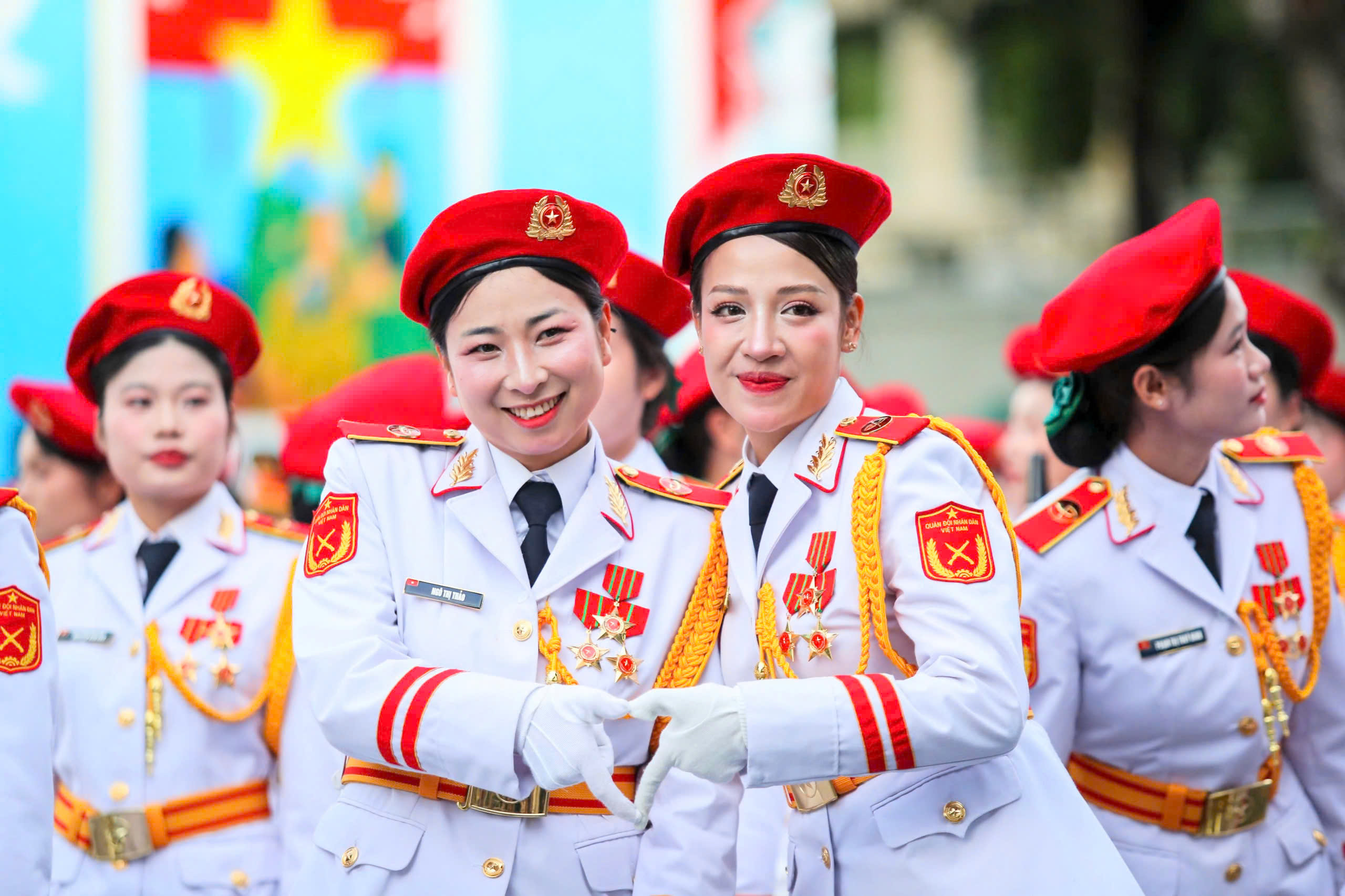 Người dân đổ về trung tâm TP.HCM, chọn chỗ 'xịn' để xem hợp luyện diễu binh - Ảnh 20.