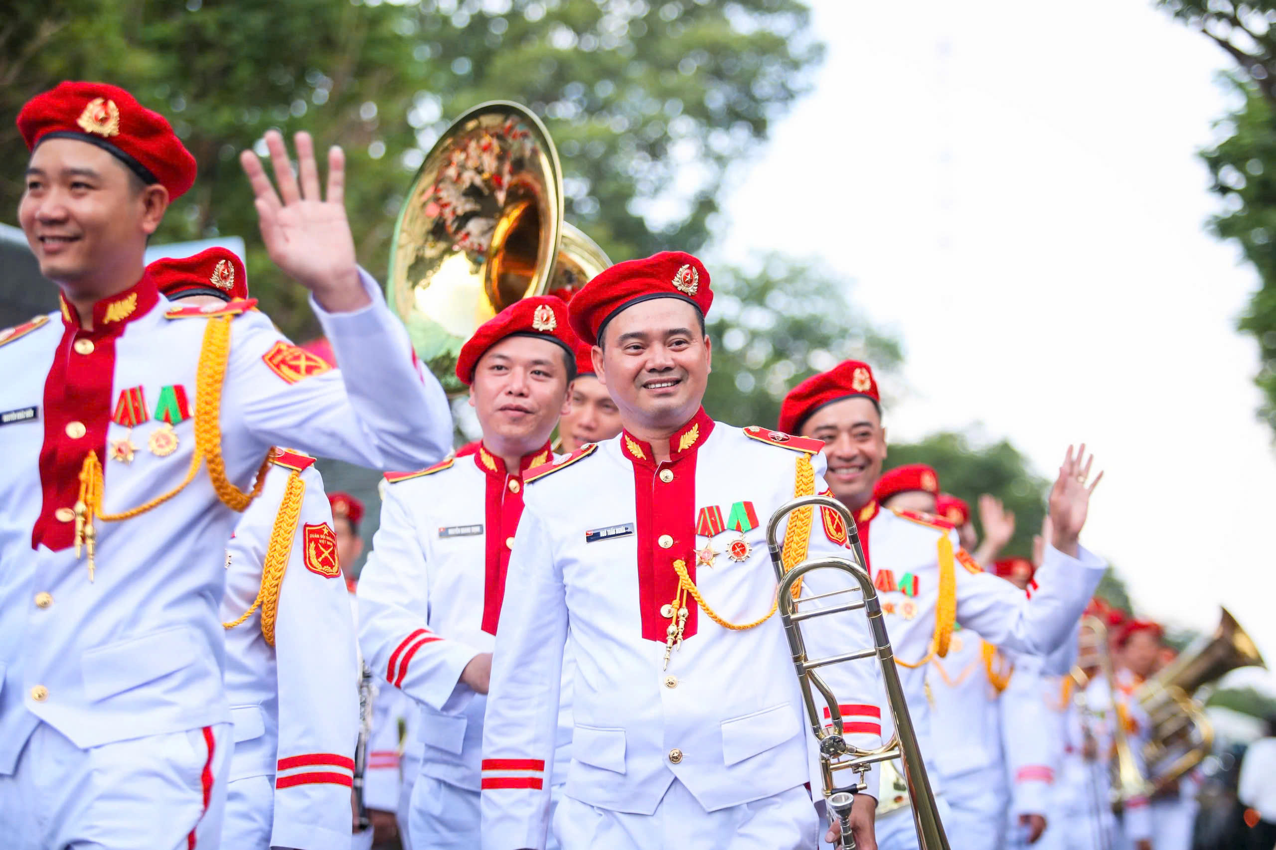 Người dân đổ về trung tâm TP.HCM, chọn chỗ 'xịn' để xem hợp luyện diễu binh - Ảnh 21.