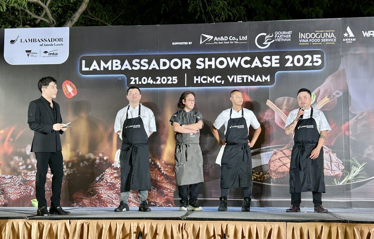 Einzigartiges Lammfleisch mit Betelblättern und Fischsauce sowie Lamm-Tacos auf der australischen Partynacht - Foto 1. Độc đáo cừu lá lốt mắm nêm và bánh tacos cừu trong đêm tiệc Úc - Ảnh 1.