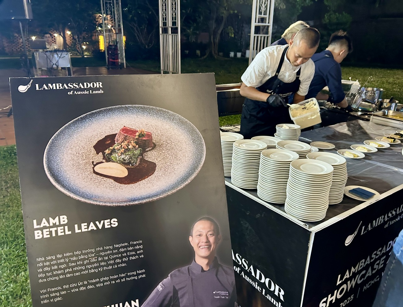 Einzigartiges Lammfleisch mit Betelblättern und Fischsauce sowie Lamm-Tacos auf der australischen Partynacht - Foto 2. Độc đáo cừu lá lốt mắm nêm và bánh tacos cừu trong đêm tiệc Úc - Ảnh 2.