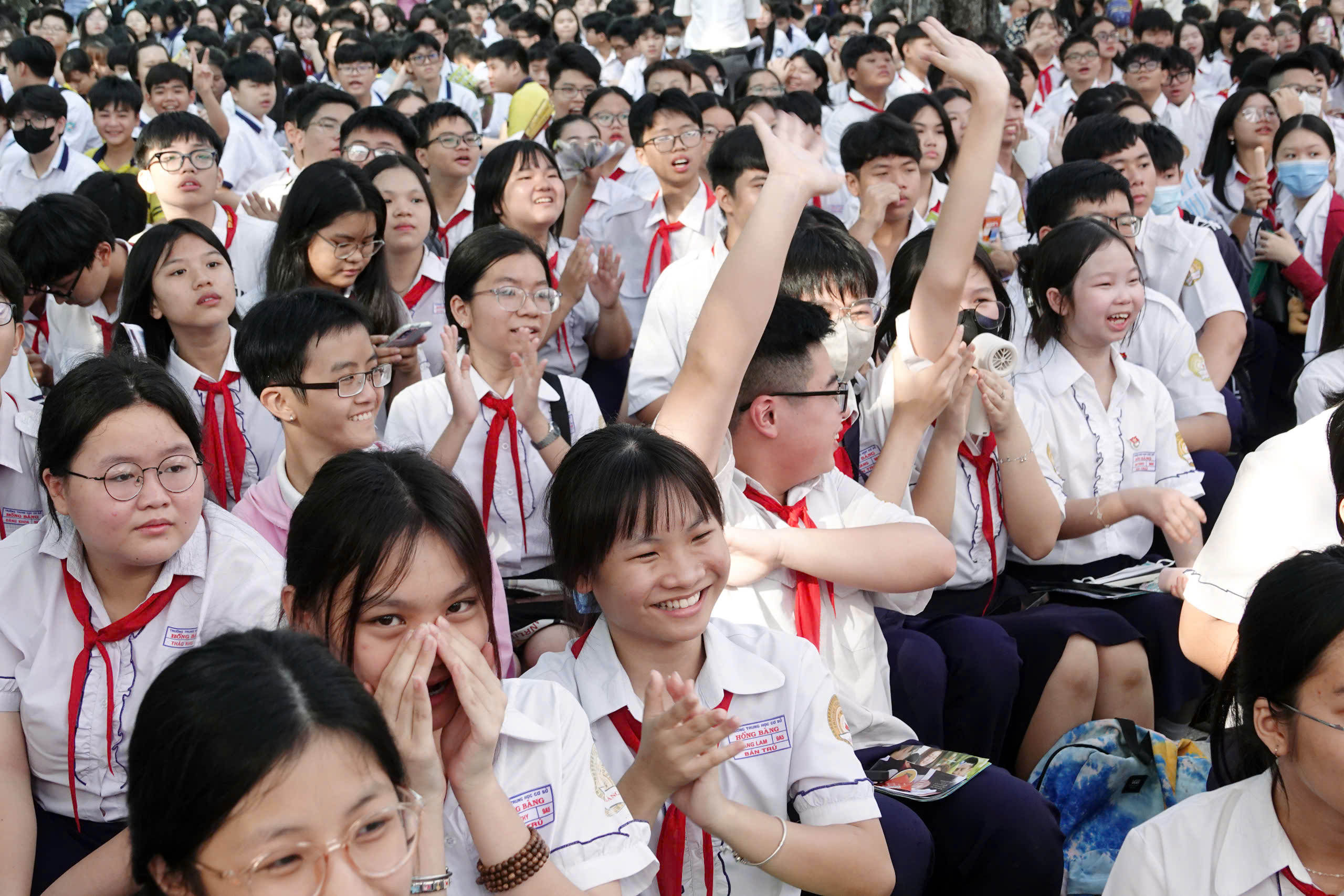 ការរួមបញ្ចូលគ្នានៃខេត្តនានាមិនប៉ះពាល់ដល់សិទ្ធិរបស់សិស្សក្នុងការអប់រំវៀតណាមទេ - រូបភាពទី 1។ Sáp nhập tỉnh không ảnh hưởng quyền lợi học sinh trong giáo dục việt nam - Ảnh 1.