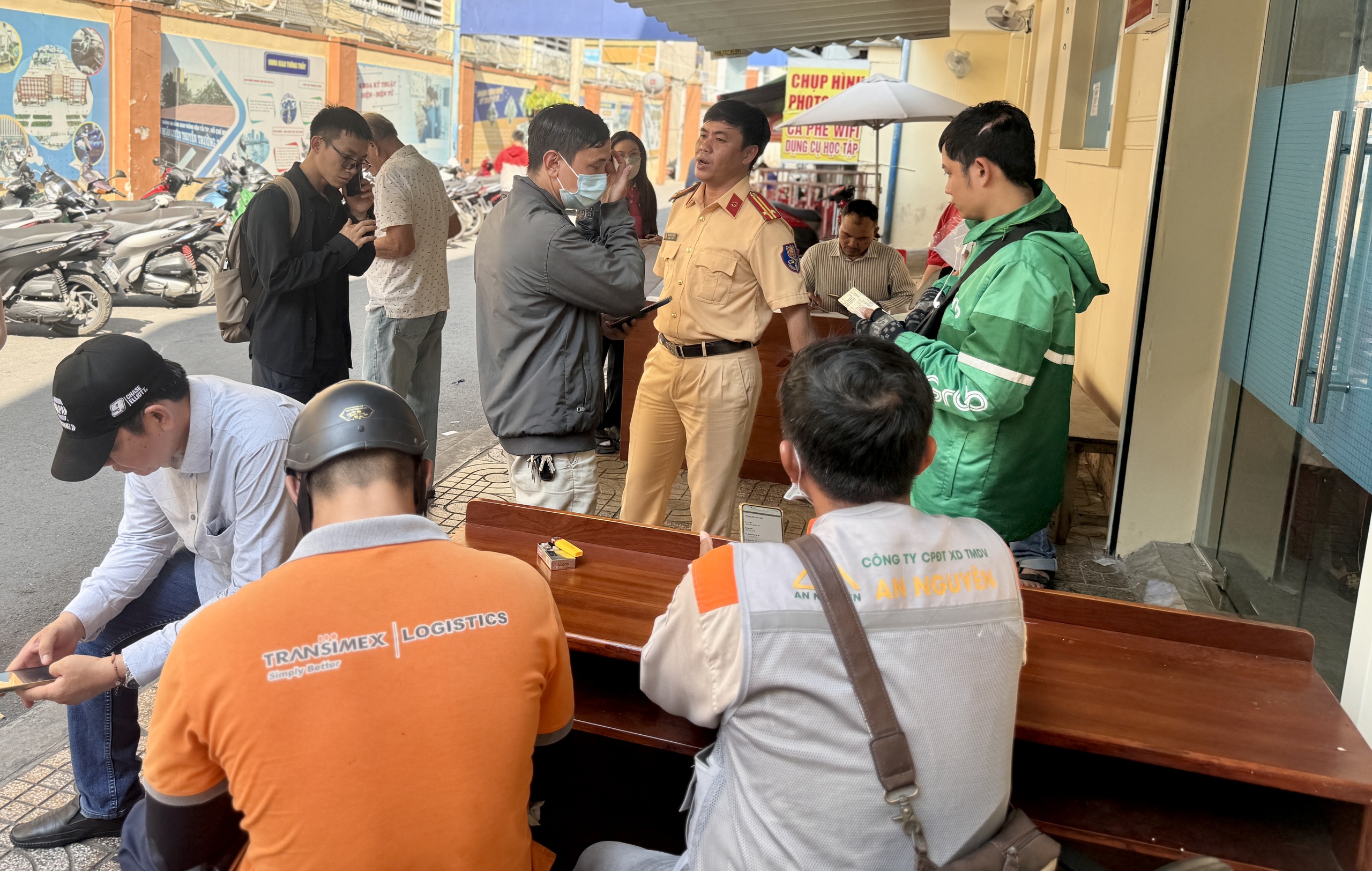 CSGT TP.HCM cấp 'giấy đi đường' cho người chờ nhận kết quả đổi bằng l&aacute;i xe - Ảnh 2.