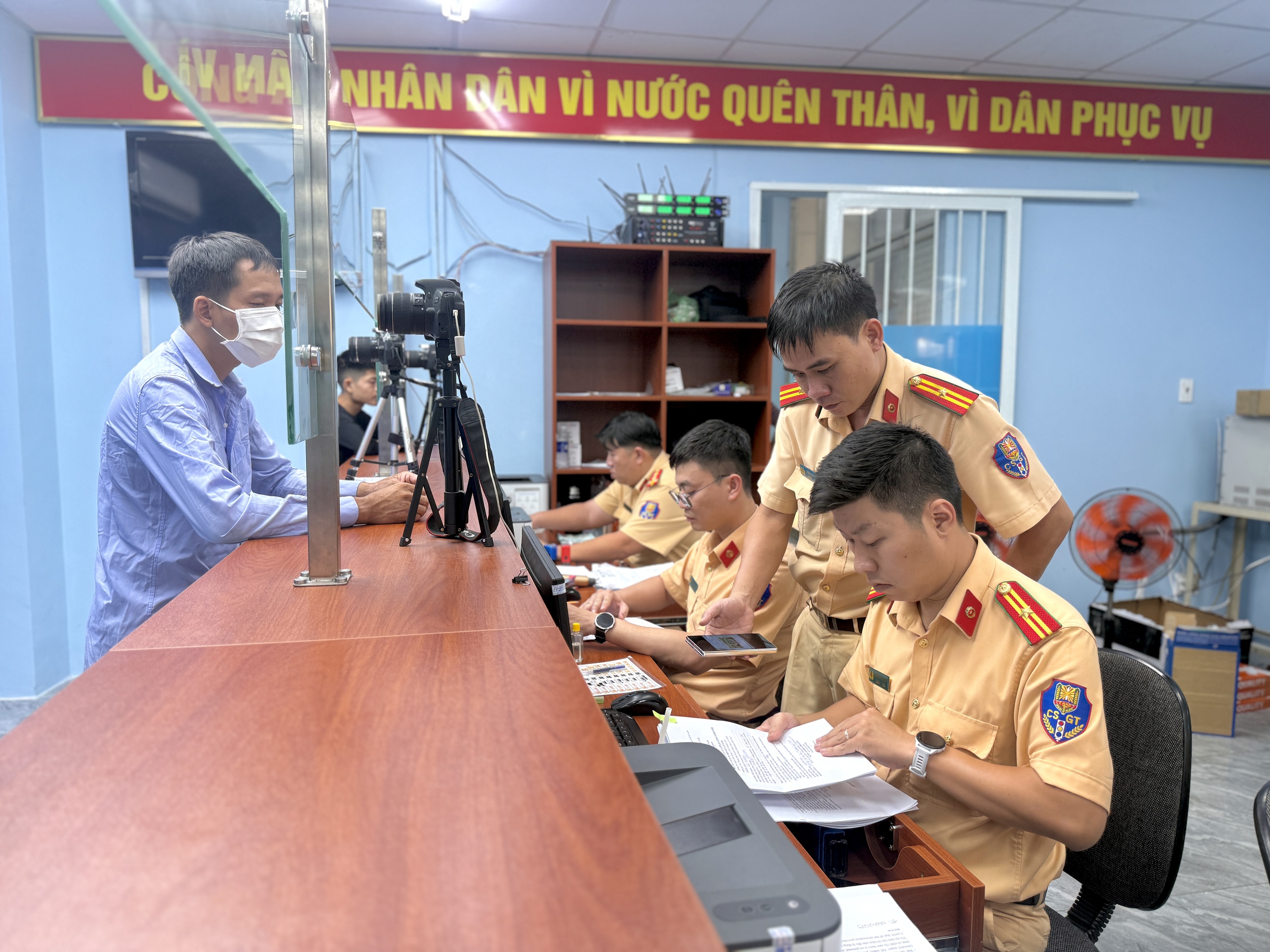 CSGT TP.HCM cấp 'giấy đi đường' cho người chờ nhận kết quả đổi bằng l&aacute;i xe - Ảnh 3.