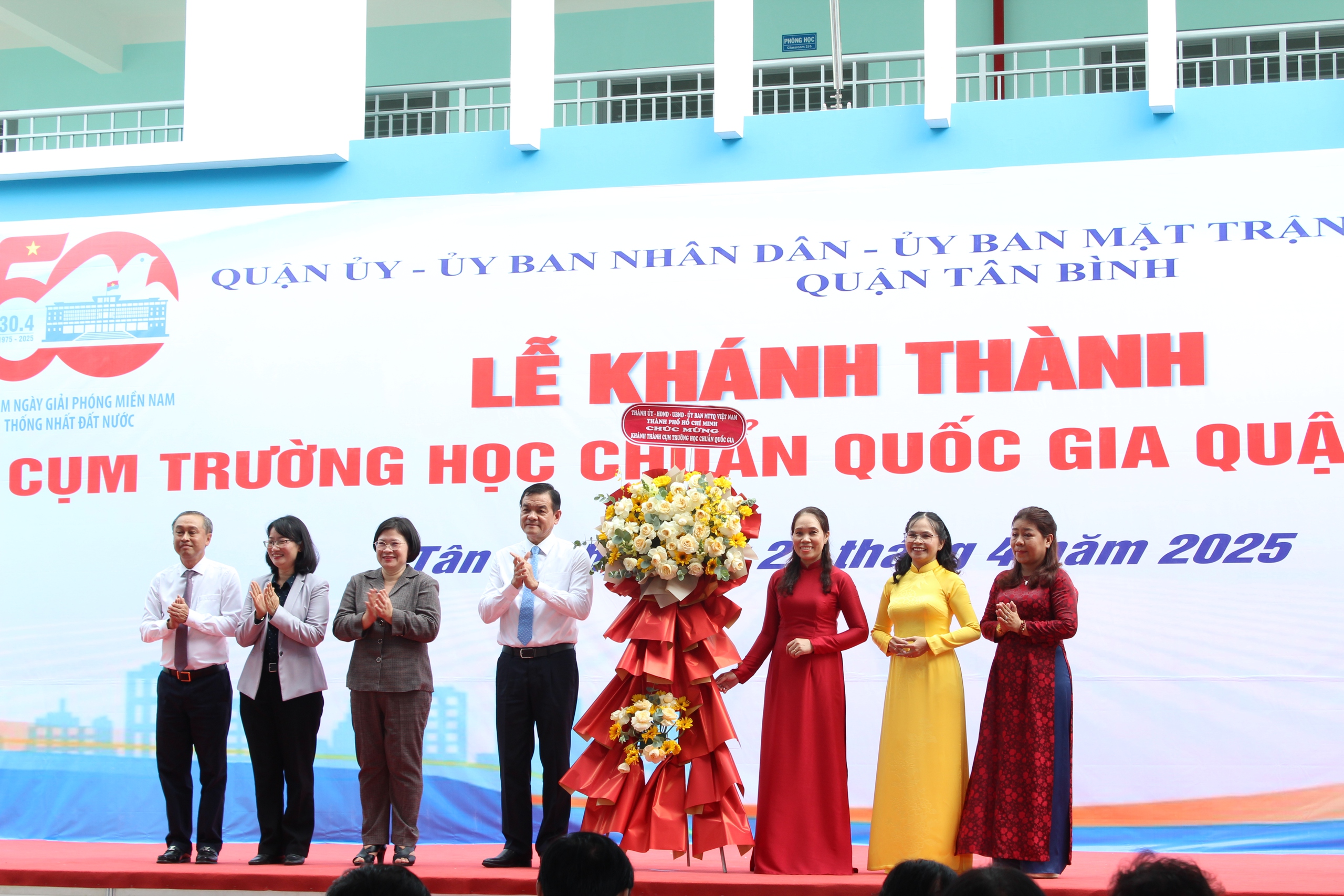 Bên trong 3 trường học hàng trăm tỉ đồng mới khánh thành ở quận Tân Bình, TP.HCM - Ảnh 1.
