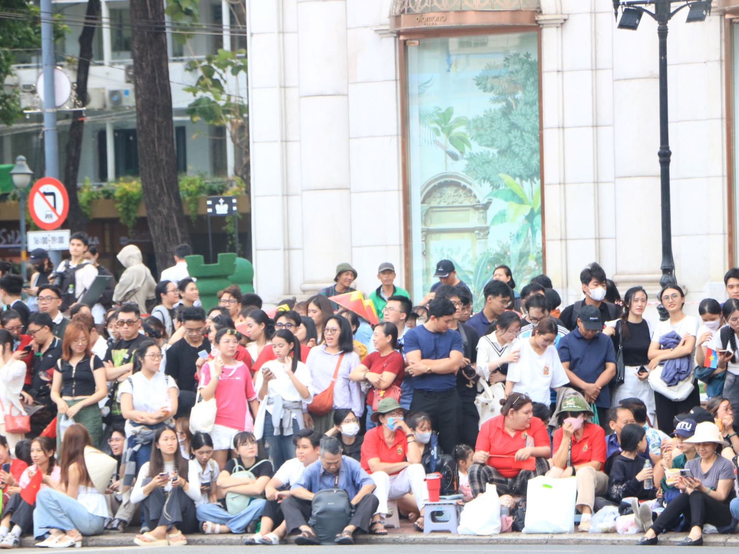 Đợi từ trưa nắng để có chỗ đẹp xem tổng hợp luyện diễu binh, diễu hành - Ảnh 2.