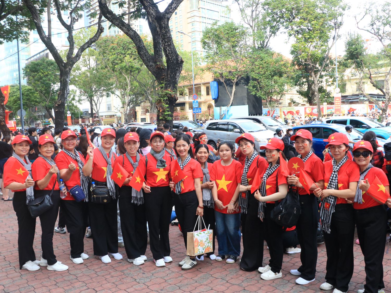 Đợi từ trưa nắng để có chỗ đẹp xem tổng hợp luyện diễu binh, diễu hành - Ảnh 6.