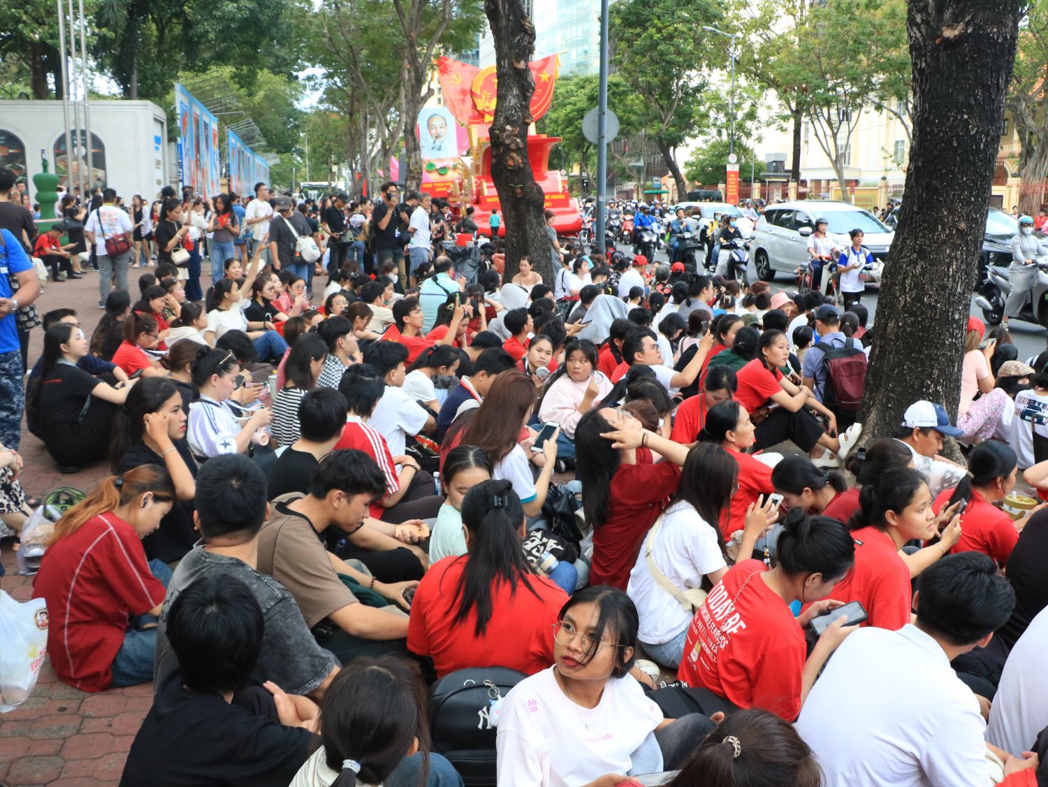 Đợi từ trưa nắng để có chỗ đẹp xem tổng hợp luyện diễu binh, diễu hành - Ảnh 3.