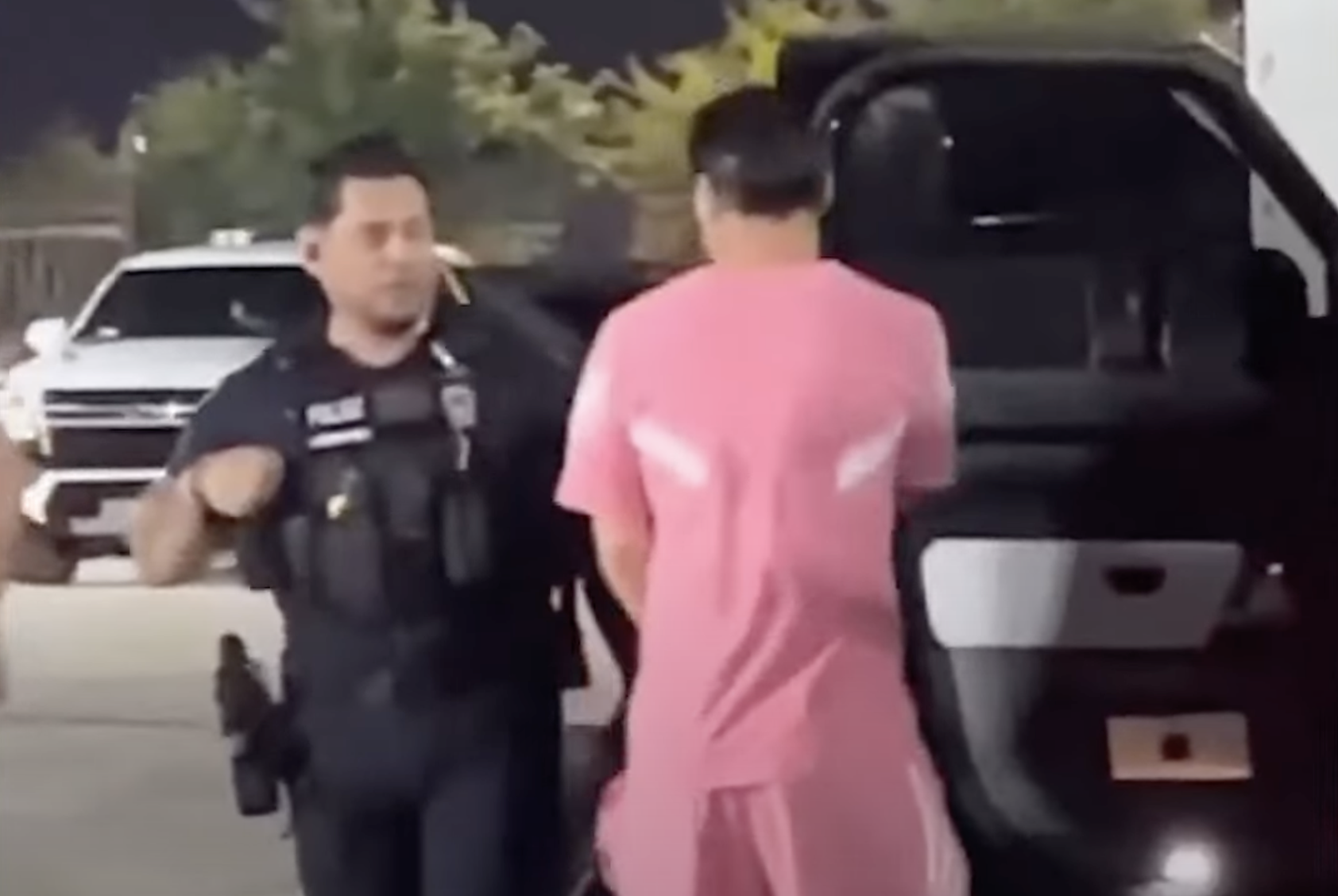 Messi został nagle przesłuchany przez dwóch amerykańskich policjantów, na ratunek przybył jego osobisty ochroniarz - Zdjęcie 1. Messi bất ngờ bị 2 cảnh sát Mỹ hỏi thăm, vệ sĩ riêng ra tay giải cứu - Ảnh 1.