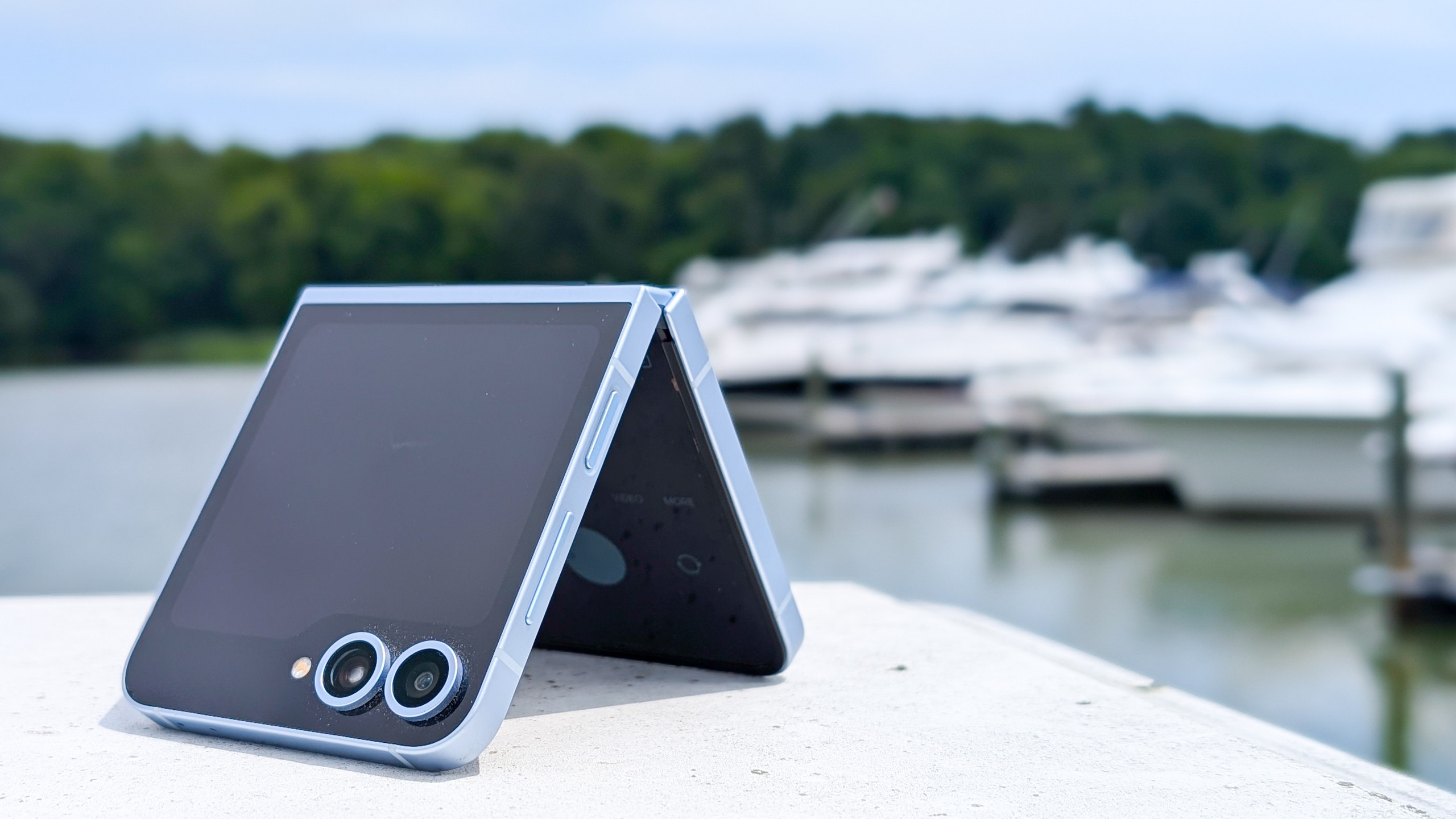 Samsung bất ngờ hoãn ra mắt điện thoại gập giá rẻ của hãng - Ảnh 1.