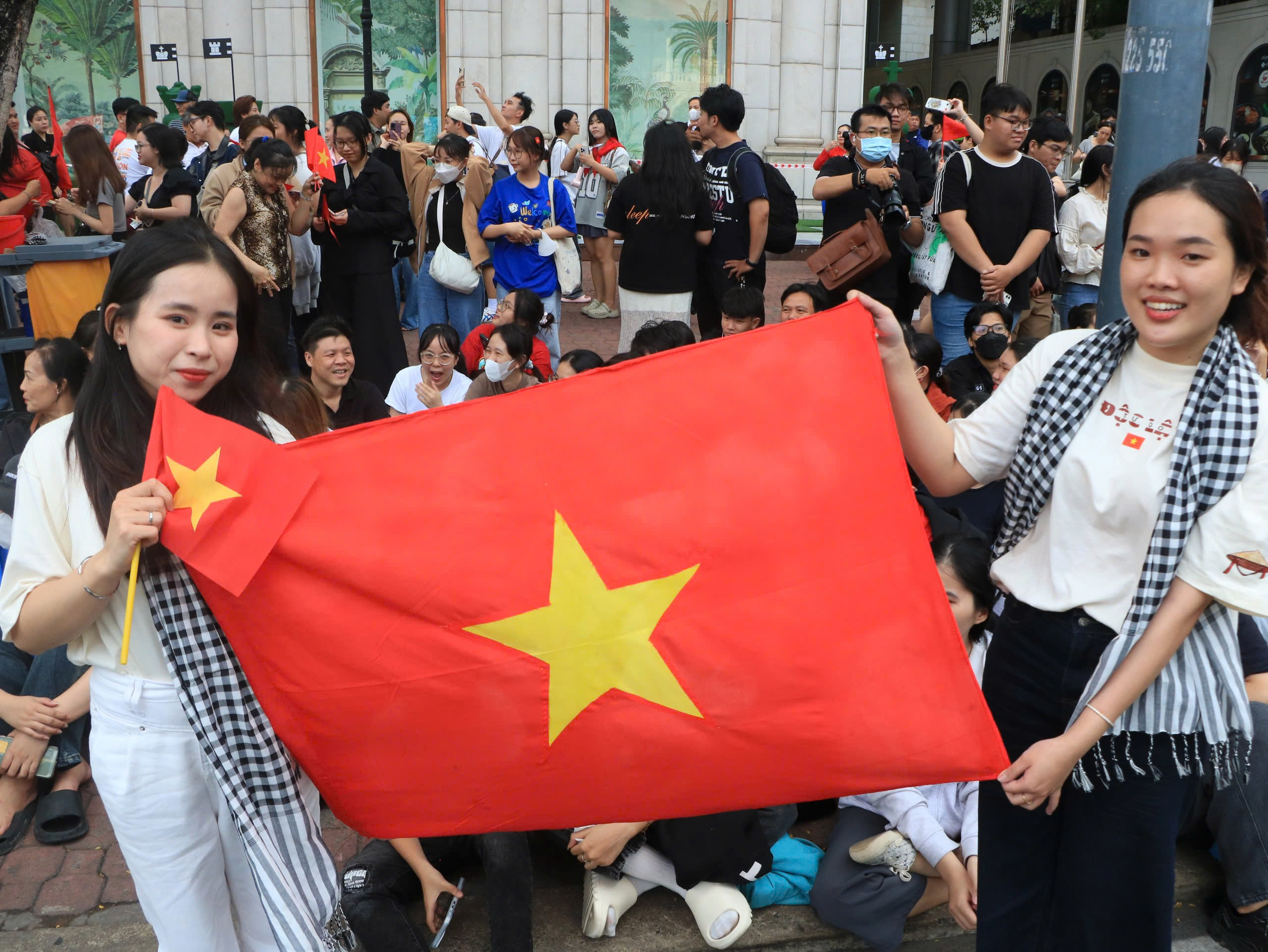 Đợi từ trưa nắng để có chỗ đẹp xem tổng hợp luyện diễu binh, diễu hành - Ảnh 7.