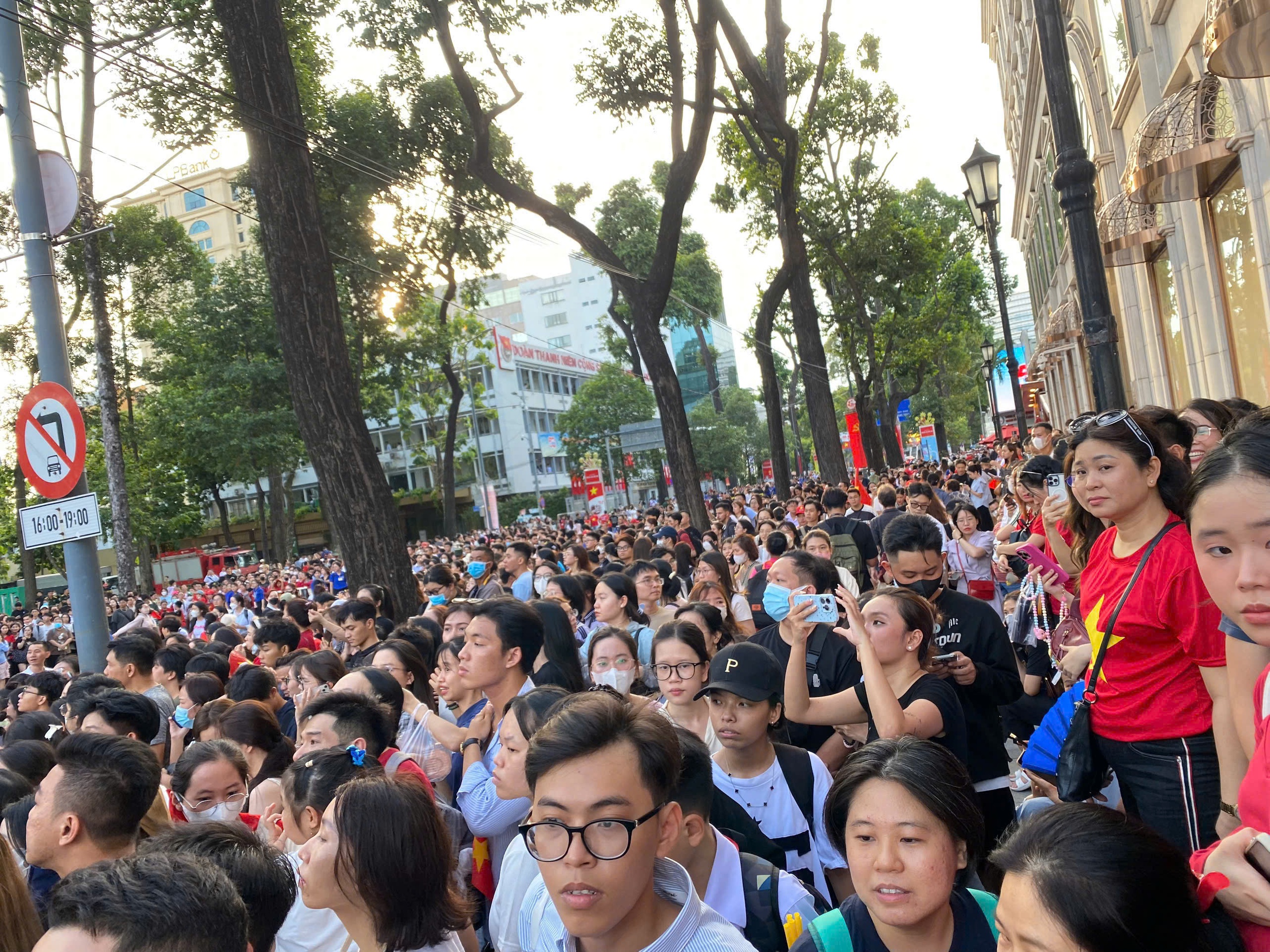 Đợi từ trưa nắng để có chỗ đẹp xem tổng hợp luyện diễu binh, diễu hành - Ảnh 1.