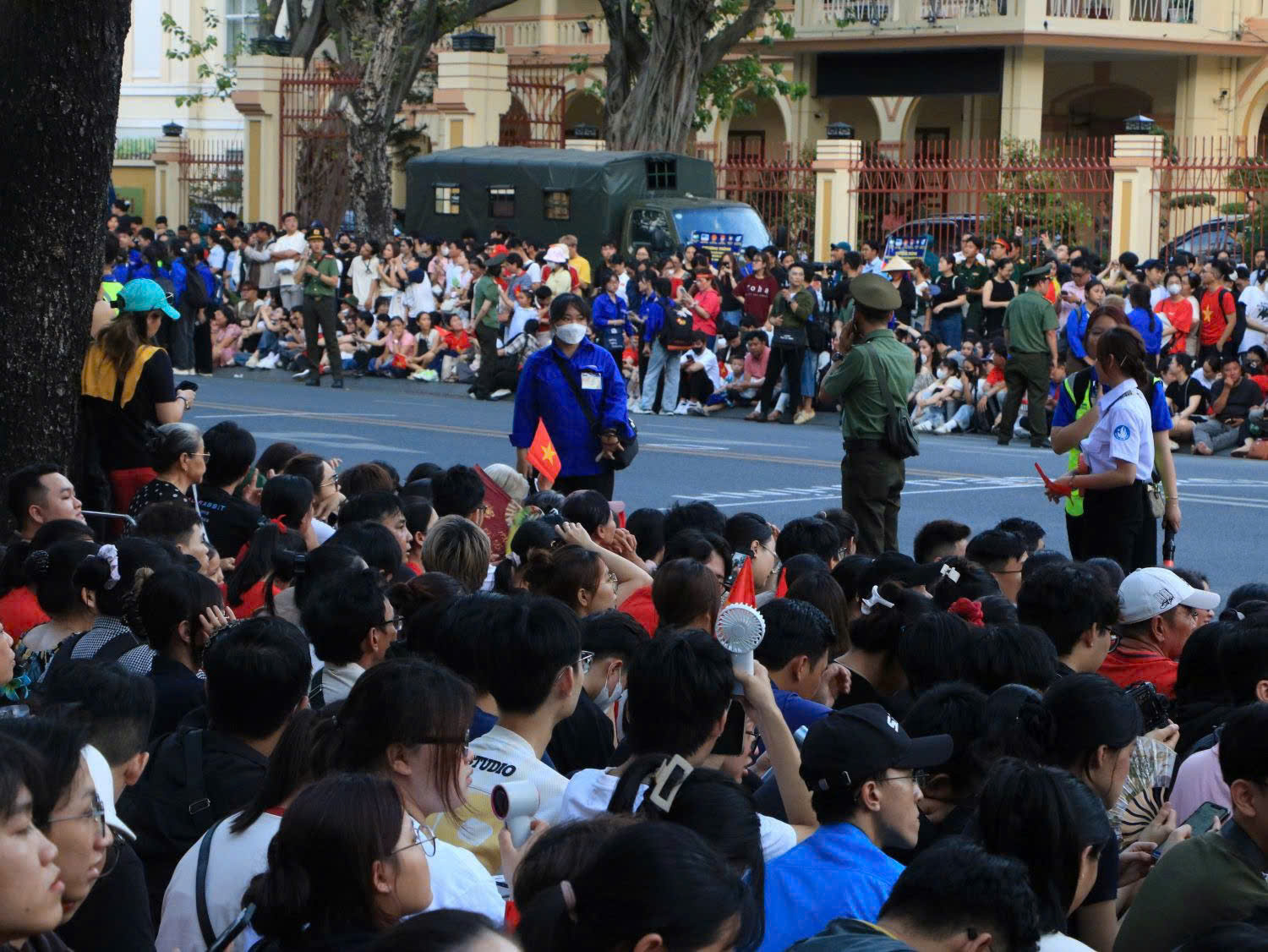 Đợi từ trưa nắng để có chỗ đẹp xem tổng hợp luyện diễu binh, diễu hành - Ảnh 4.