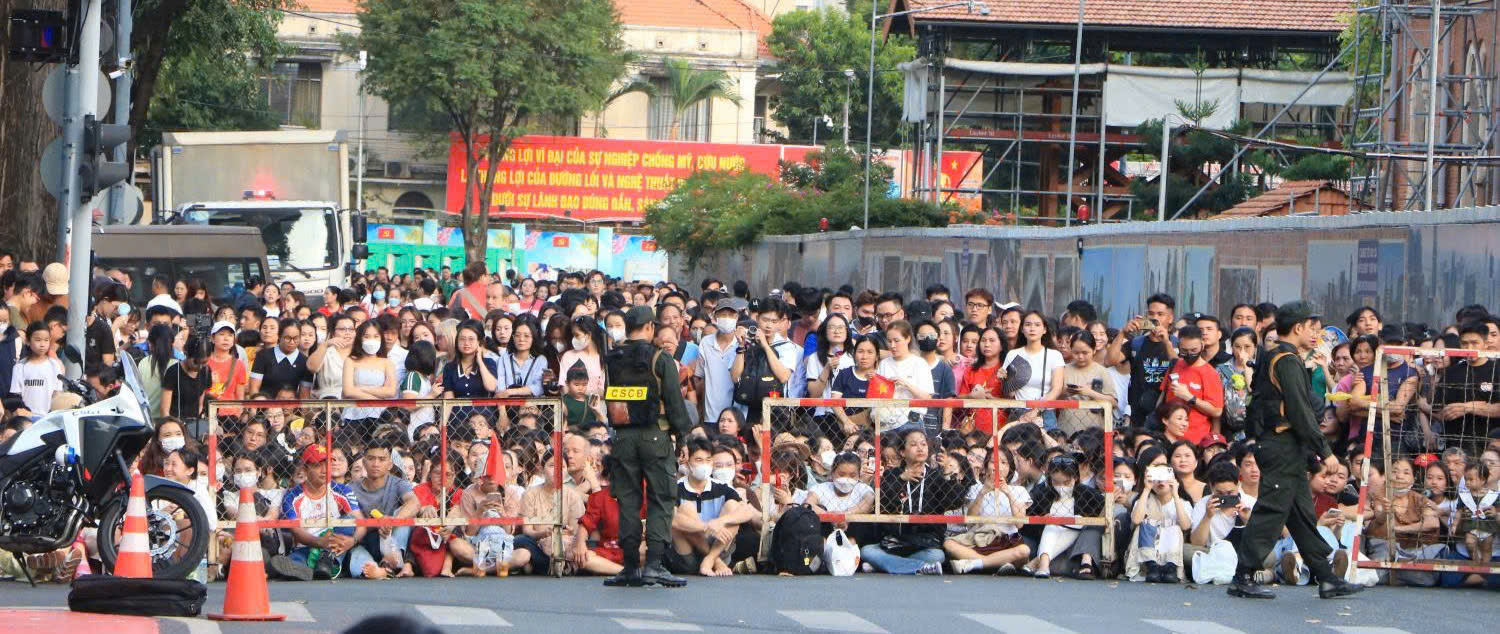 Đợi từ trưa nắng để có chỗ đẹp xem tổng hợp luyện diễu binh, diễu hành - Ảnh 5.