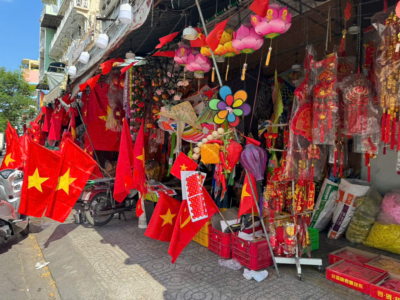 Tràn ngập vật phẩm trang trí lễ 30.4  - Ảnh 7.