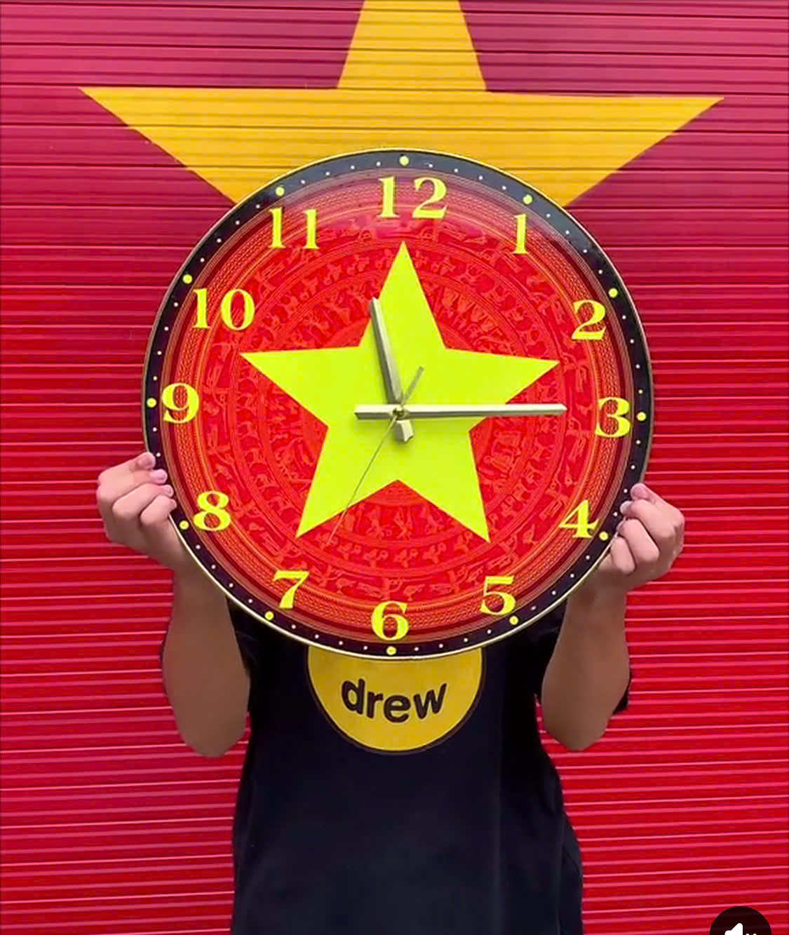 Tràn ngập vật phẩm trang trí lễ 30.4  - Ảnh 6.