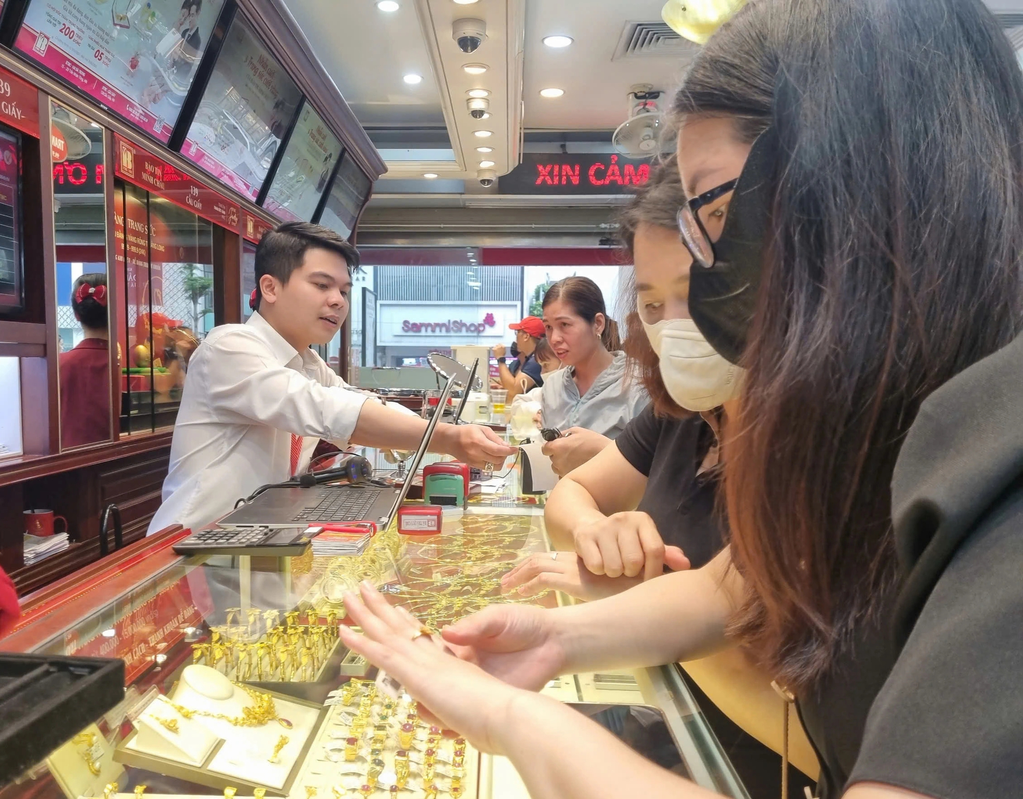 Giá vàng có thể giảm thêm cả chục triệu đồng mỗi lượng?- Ảnh 2. Giá vàng có thể giảm thêm cả chục triệu đồng mỗi lượng?- Ảnh 2.