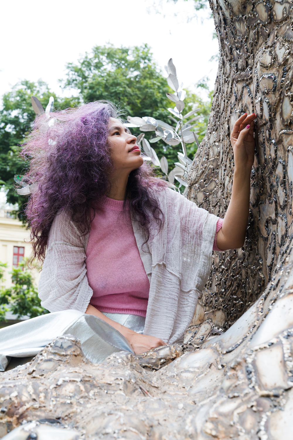 Cận cảnh t&aacute;c phẩm nghệ thuật từ c&acirc;y x&agrave; cừ đổ trong b&atilde;o Yagi - Ảnh 1.