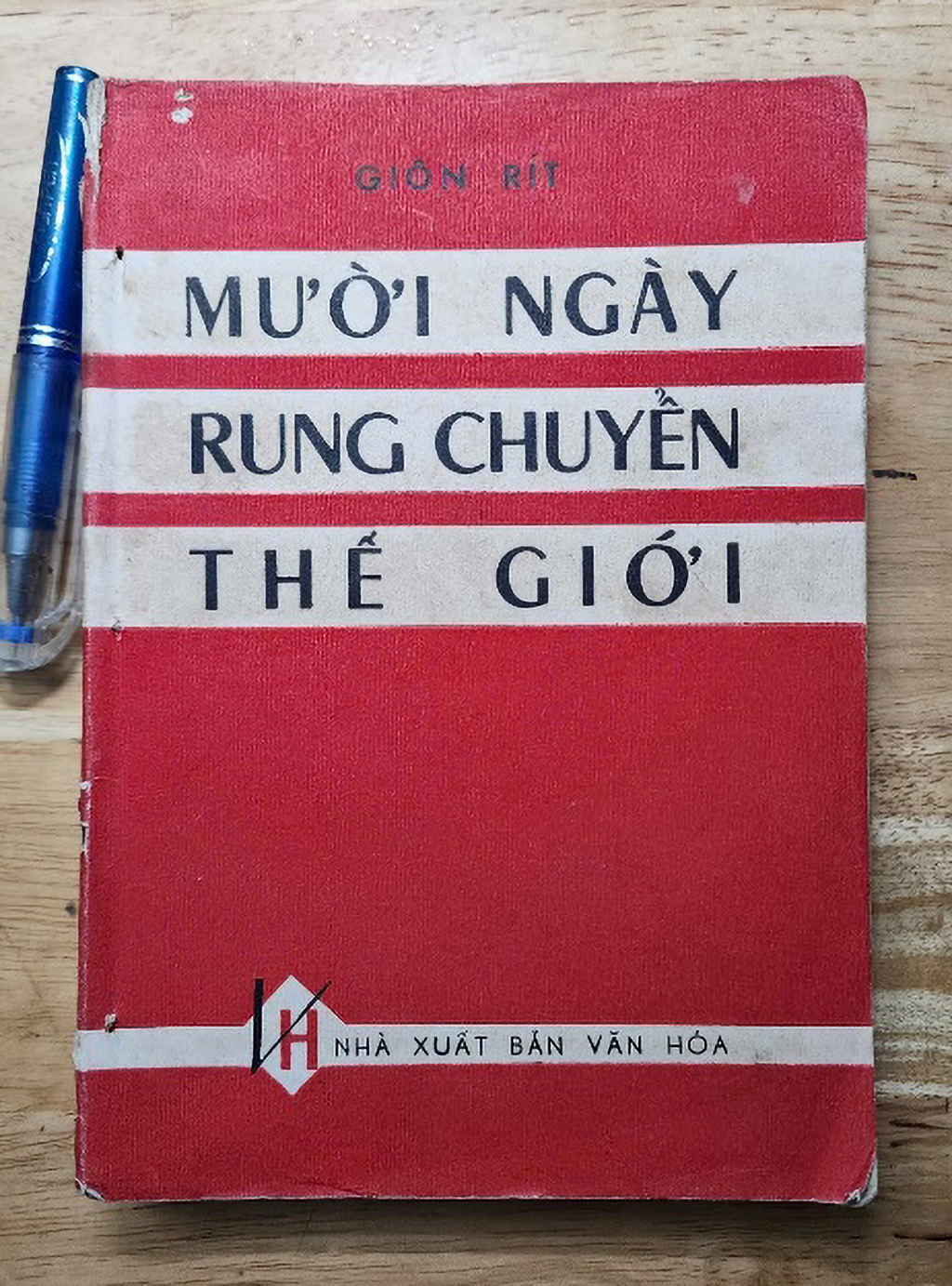 កំពុងត្បាញអំបោះមាស៖ 'យើងត្រូវការសៀវភៅ និងកាសែតច្រើនជាងសាច់ក្រក និងនំស៊ីណាម៉ុនរ៉ូល' - រូបថតទី 1។ Dệt những sợi vàng: 'Cần sách báo hơn lạp sường, bánh quế'- Ảnh 1.
