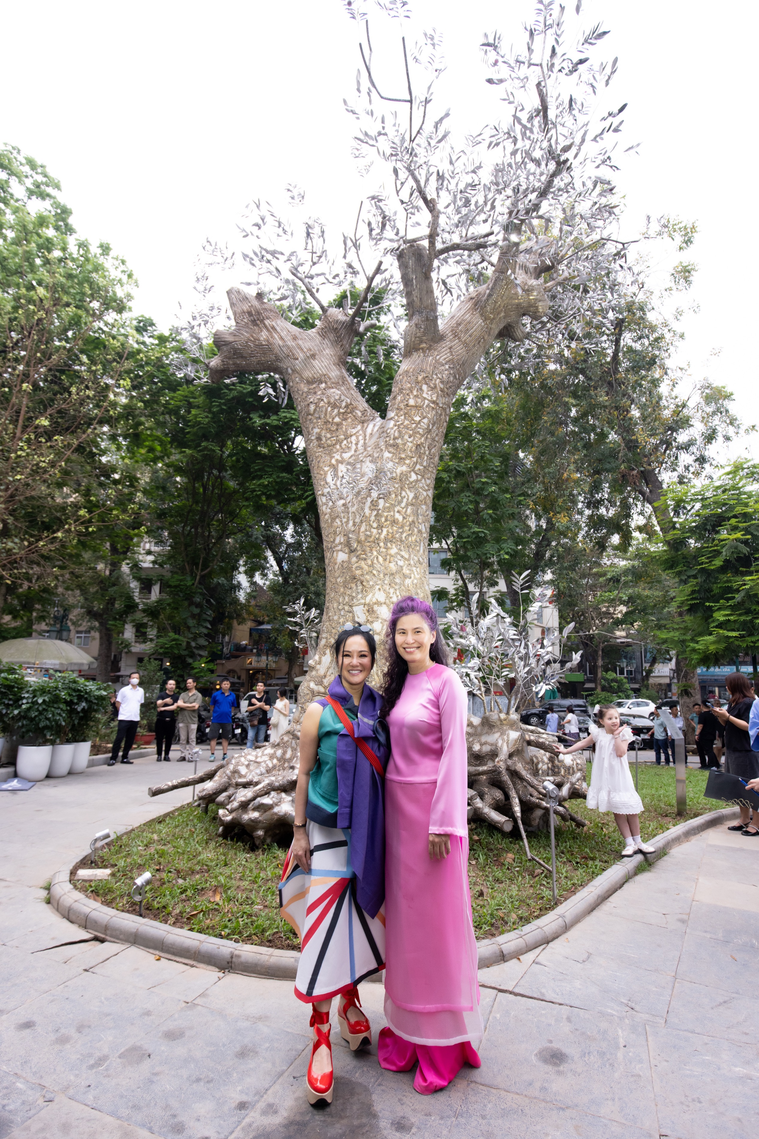 Cận cảnh t&aacute;c phẩm nghệ thuật từ c&acirc;y x&agrave; cừ đổ trong b&atilde;o Yagi - Ảnh 5.