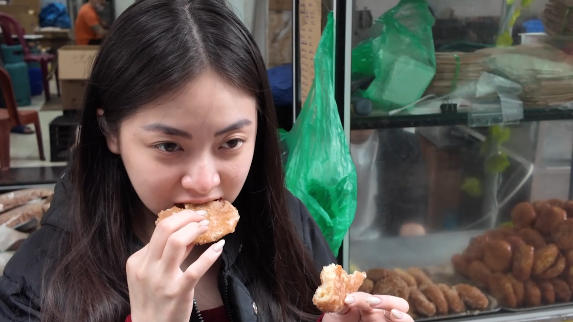 Có gì trong chiếc bánh rán ngoài giòn trong dẻo chỉ 6K khiến thực khách Hà Nội mê mẩn - Ảnh 4.