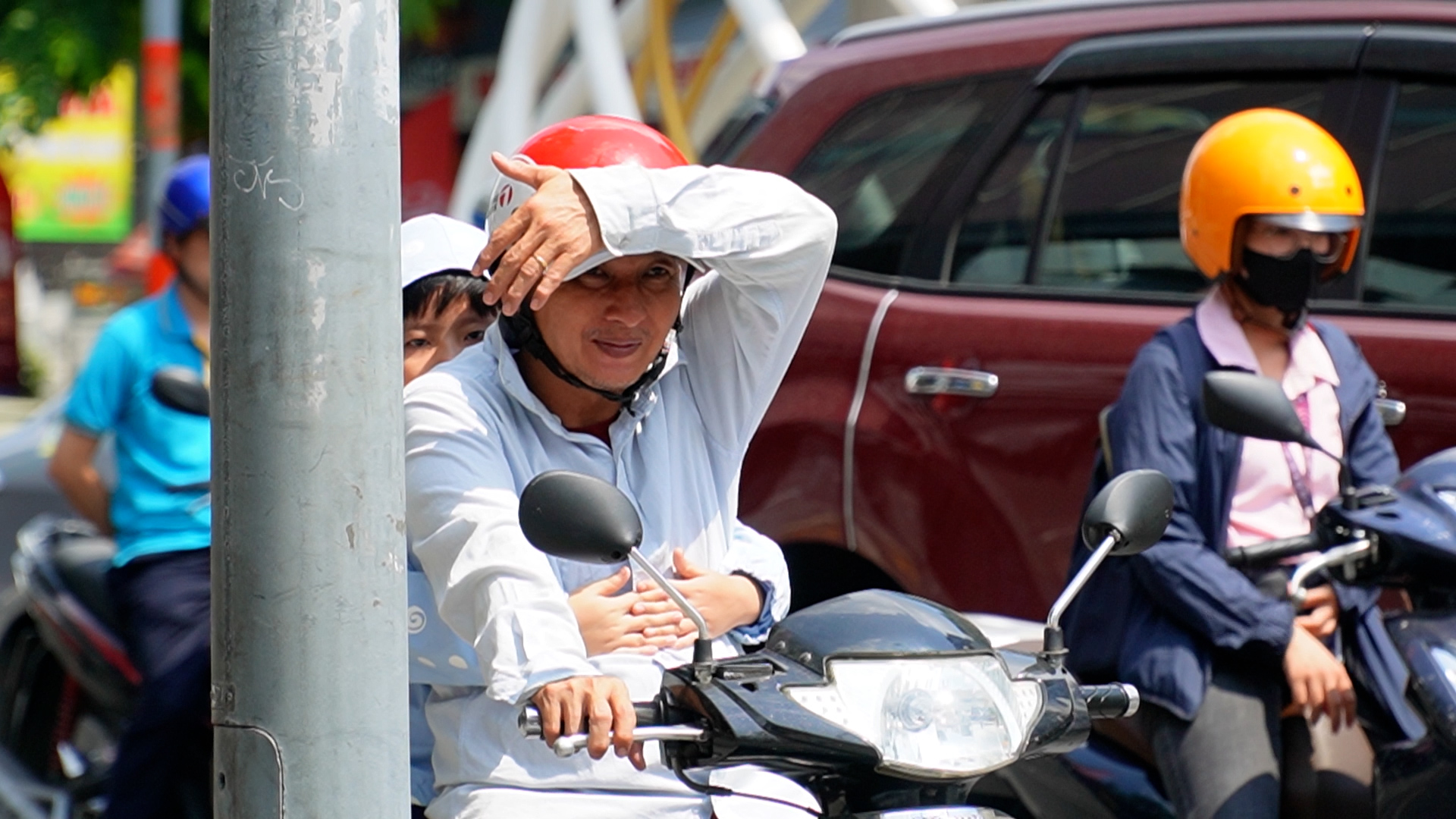 Công nhân miệt mài trồng hoa dưới trời nắng gắt chuẩn bị cho ngày 30.4- Ảnh 5. Công nhân miệt mài trồng hoa dưới trời nắng gắt chuẩn bị cho ngày 30.4- Ảnh 5.