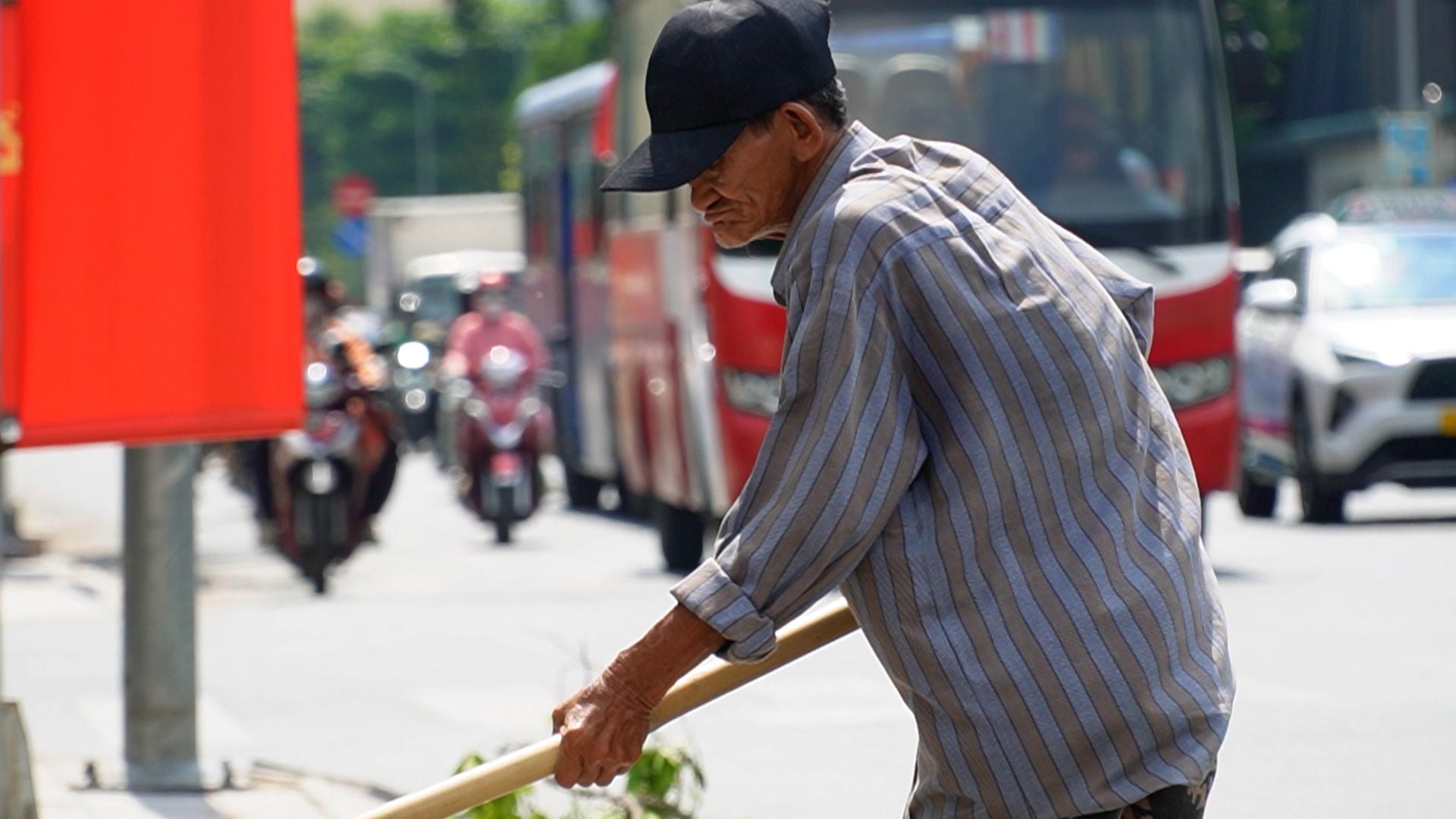 Công nhân miệt mài trồng hoa dưới trời nắng gắt chuẩn bị cho ngày 30.4- Ảnh 3. Công nhân miệt mài trồng hoa dưới trời nắng gắt chuẩn bị cho ngày 30.4- Ảnh 3.