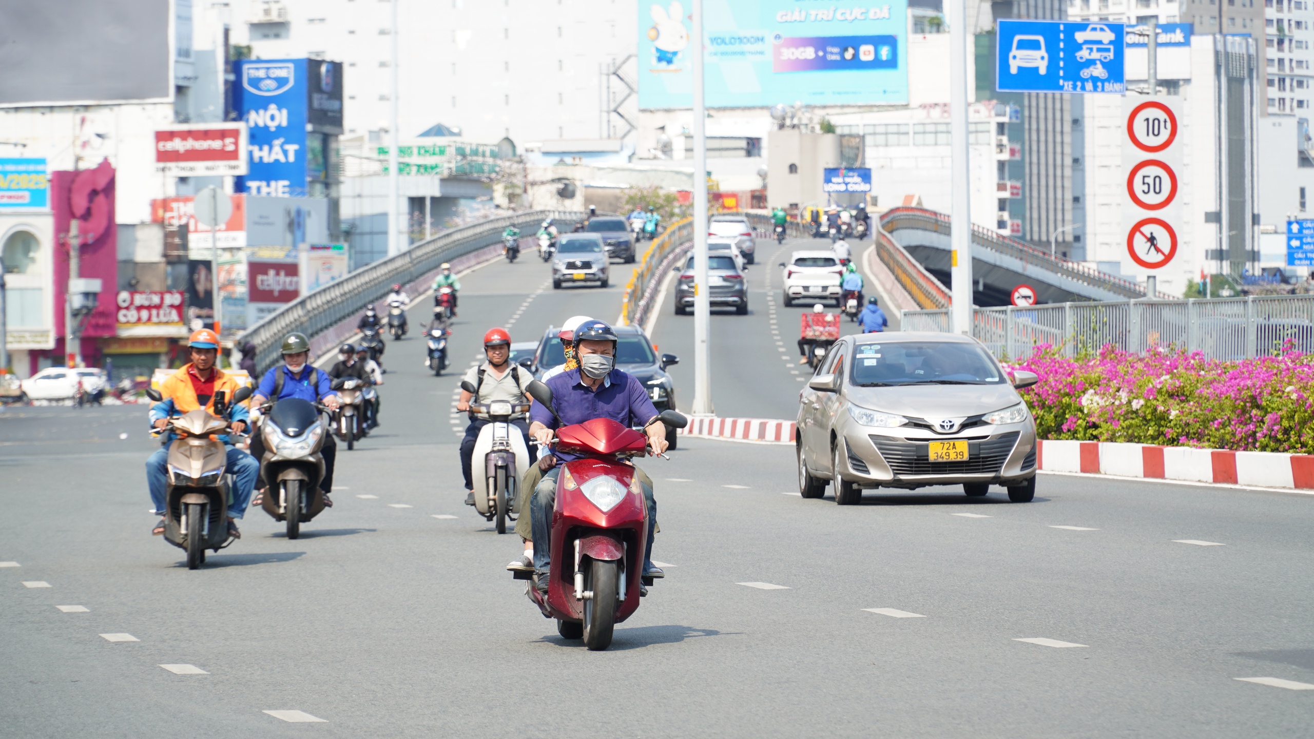 Công nhân miệt mài trồng hoa dưới trời nắng gắt chuẩn bị cho ngày 30.4- Ảnh 2. Công nhân miệt mài trồng hoa dưới trời nắng gắt chuẩn bị cho ngày 30.4- Ảnh 2.