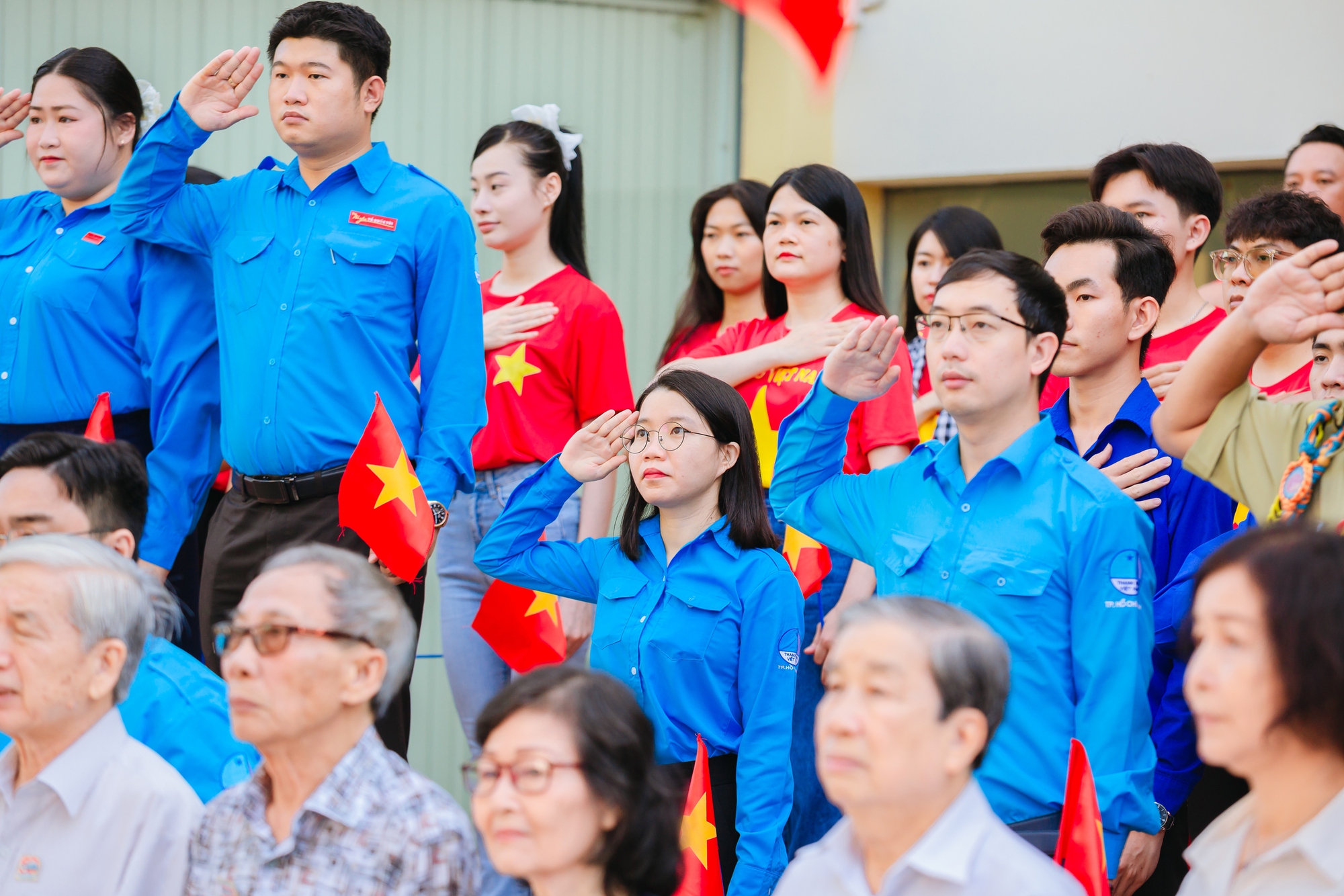 Hòa bình đẹp lắm!: Lễ chào cờ đặc biệt - Ảnh 1.