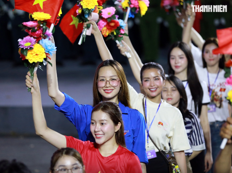 Hoa hậu Li&ecirc;n lục địa, Hoa hậu Quốc tế h&aacute;o hức luyện tập diễu binh, diễu h&agrave;nh- Ảnh 1.