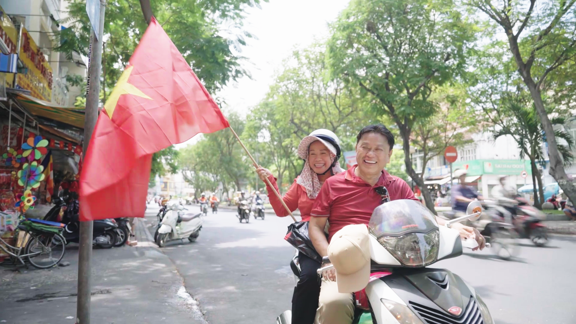 Người dân mua Quốc kỳ mừng đại lễ: Mua cho cả xóm cùng treo - Ảnh 2.