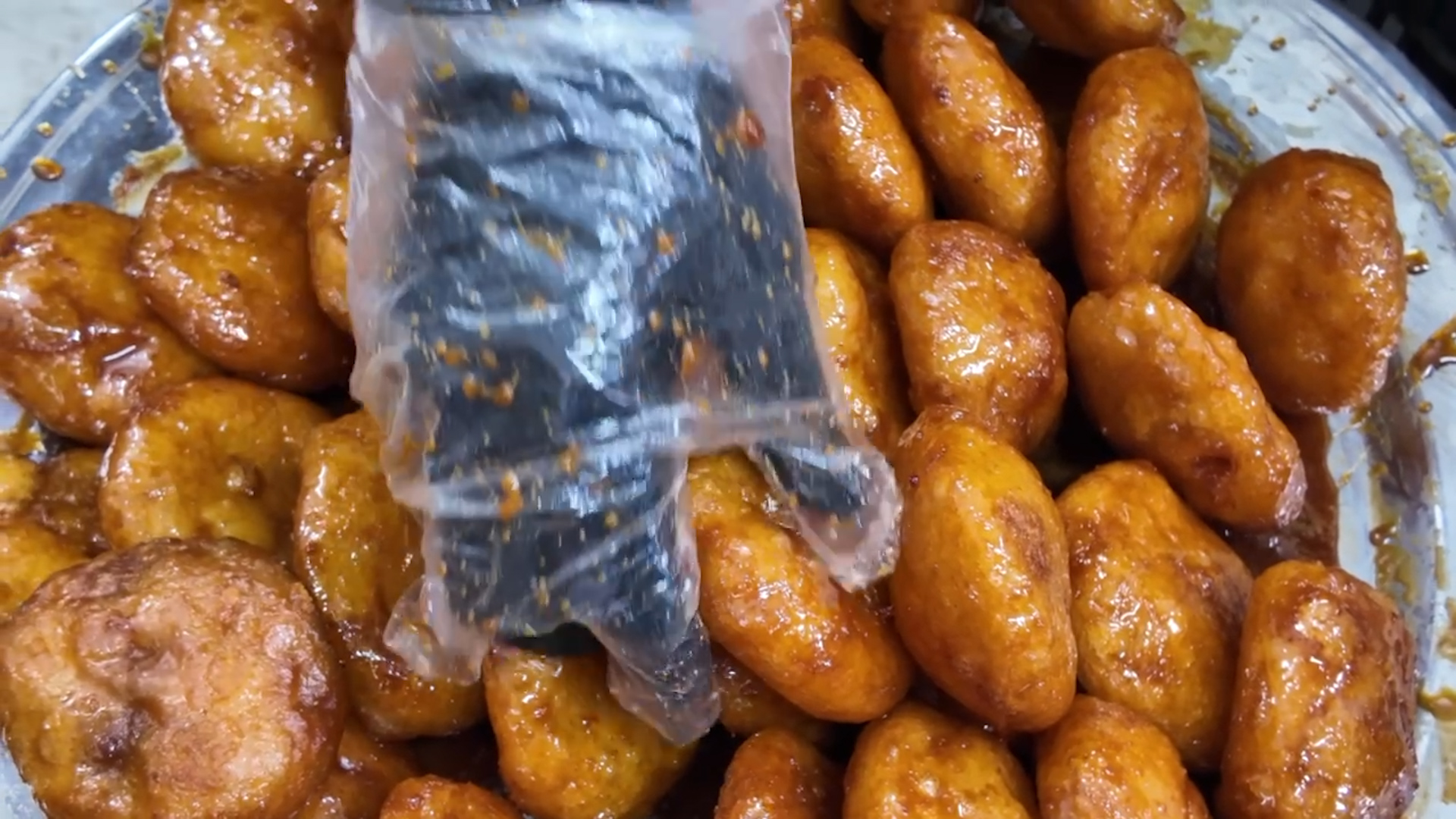 Có gì trong chiếc bánh rán ngoài giòn trong dẻo chỉ 6K khiến thực khách Hà Nội mê mẩn - Ảnh 2.