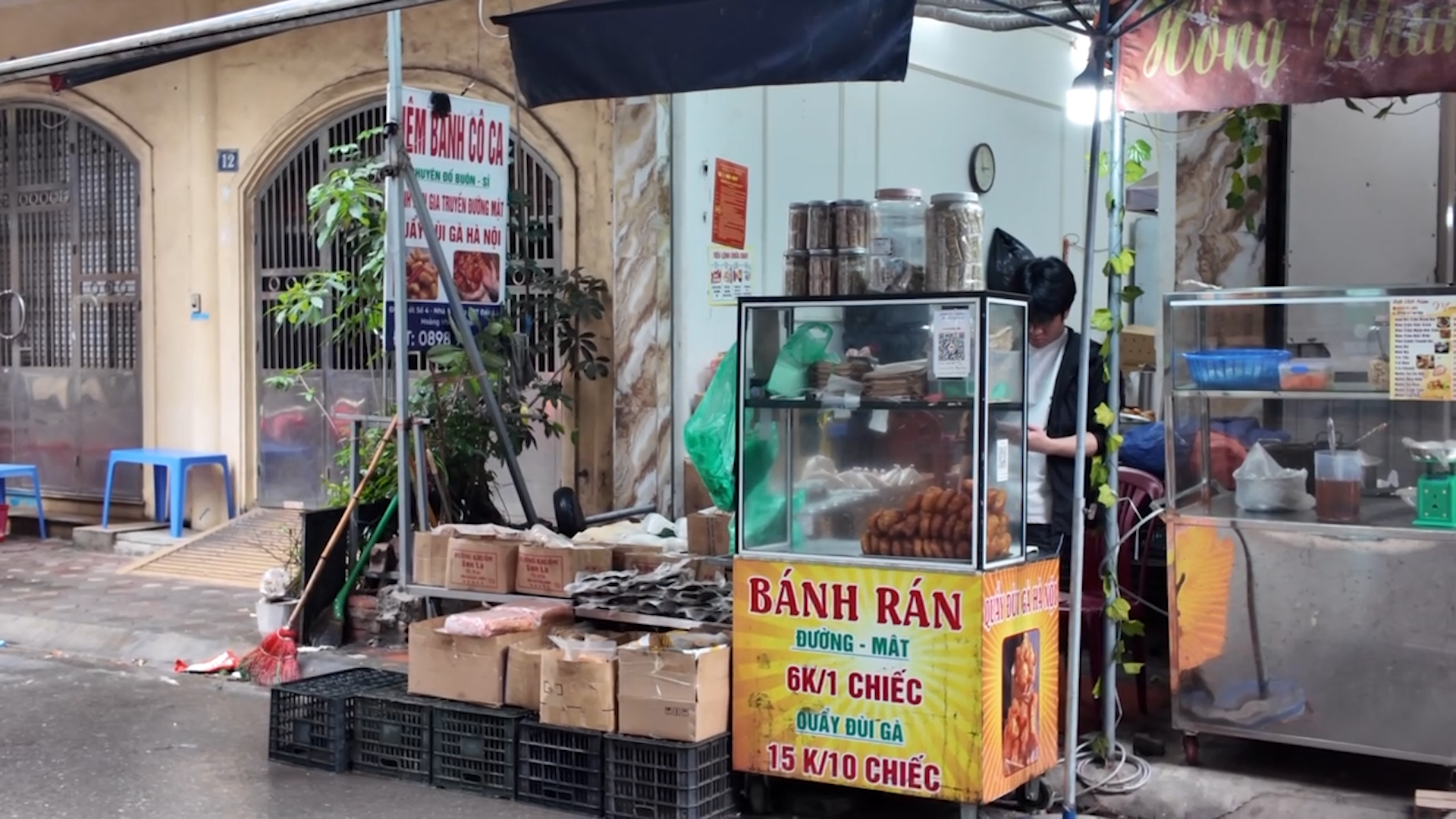 Có gì trong chiếc bánh rán ngoài giòn trong dẻo chỉ 6K khiến thực khách Hà Nội mê mẩn - Ảnh 1.
