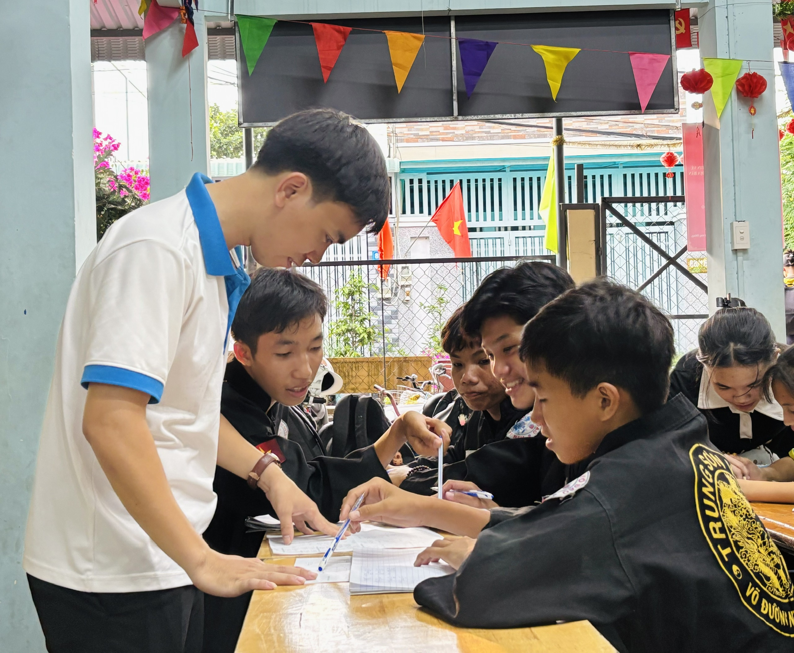 Có một người thầy kiên trì thắp sáng ước mơ cho những đứa trẻ nghèo- Ảnh 1. Có một người thầy kiên trì thắp sáng ước mơ cho những đứa trẻ nghèo- Ảnh 1.