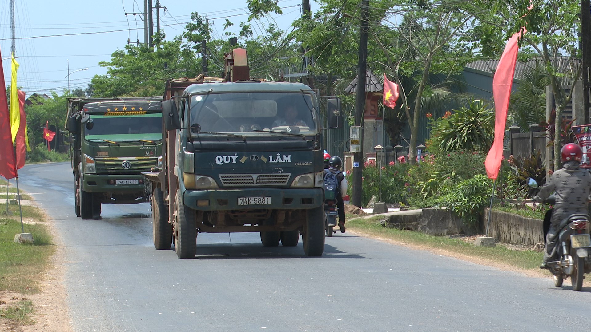Quảng Trị: Bất an với xe tải chở đất phóng nhanh, gây ô nhiễm- Ảnh 3.