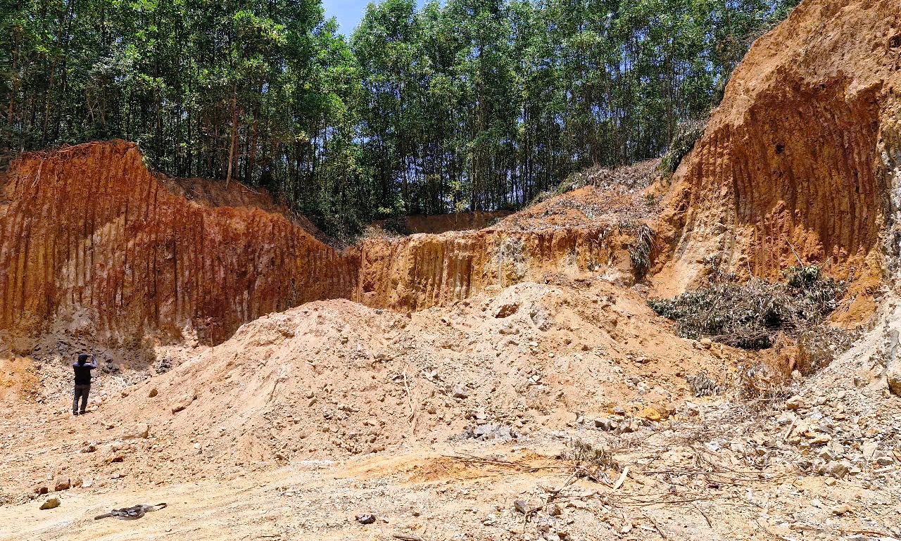Ngang nhiên khai thác đất đồi trái phép: Công an tỉnh Quảng Nam vào cuộc điều tra- Ảnh 1. Ngang nhiên khai thác đất đồi trái phép: Công an tỉnh Quảng Nam vào cuộc điều tra- Ảnh 1.